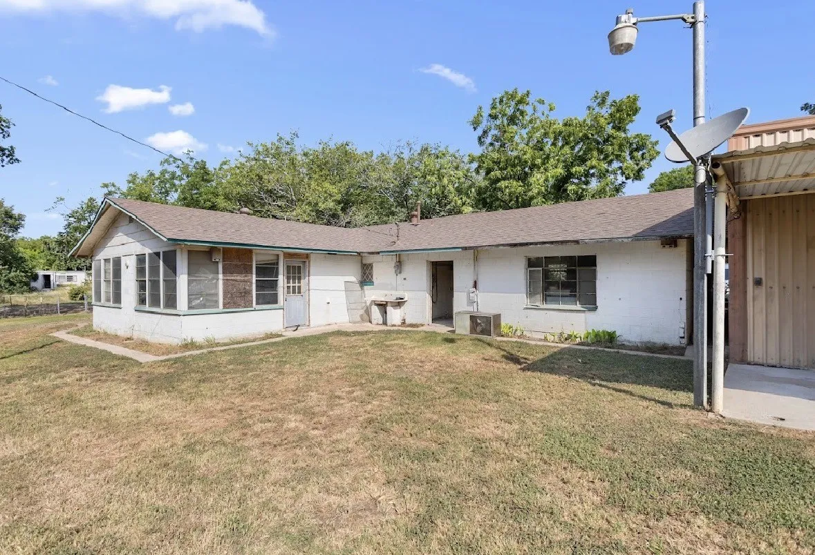 Single Family Residence For Sale in Hill County , 250 Bluegrass, Whitney, Texas 76692, 3 Bedroom, 2 Bathroom, 2 Garage spaces, 1,680 Sqft, built in 1971, mls#21282979, Real Estate Agent in Whitney, Homes For Sale in Hill county, Homes For Sale in Whitney, Realtor in Whitney Texas, Real Estate Brokerage Independent Realty Texas, Luminita Cordes Realtor