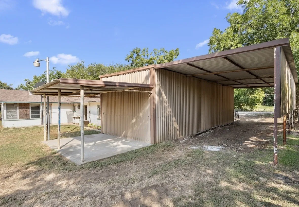 Single Family Residence For Sale in Hill County , 250 Bluegrass, Whitney, Texas 76692, 3 Bedroom, 2 Bathroom, 2 Garage spaces, 1,680 Sqft, built in 1971, mls#21282979, Real Estate Agent in Whitney, Homes For Sale in Hill county, Homes For Sale in Whitney, Realtor in Whitney Texas, Real Estate Brokerage Independent Realty Texas, Luminita Cordes Realtor
