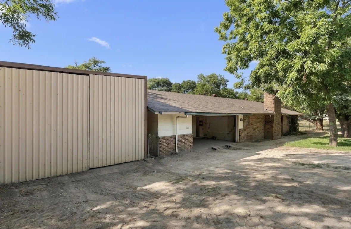 Single Family Residence For Sale in Hill County , 250 Bluegrass, Whitney, Texas 76692, 3 Bedroom, 2 Bathroom, 2 Garage spaces, 1,680 Sqft, built in 1971, mls#21282979, Real Estate Agent in Whitney, Homes For Sale in Hill county, Homes For Sale in Whitney, Realtor in Whitney Texas, Real Estate Brokerage Independent Realty Texas, Luminita Cordes Realtor