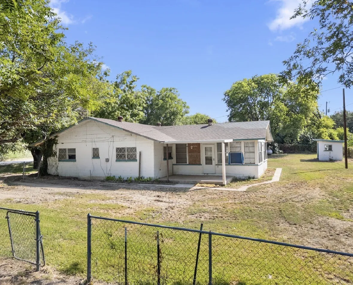 Single Family Residence For Sale in Hill County , 250 Bluegrass, Whitney, Texas 76692, 3 Bedroom, 2 Bathroom, 2 Garage spaces, 1,680 Sqft, built in 1971, mls#21282979, Real Estate Agent in Whitney, Homes For Sale in Hill county, Homes For Sale in Whitney, Realtor in Whitney Texas, Real Estate Brokerage Independent Realty Texas, Luminita Cordes Realtor