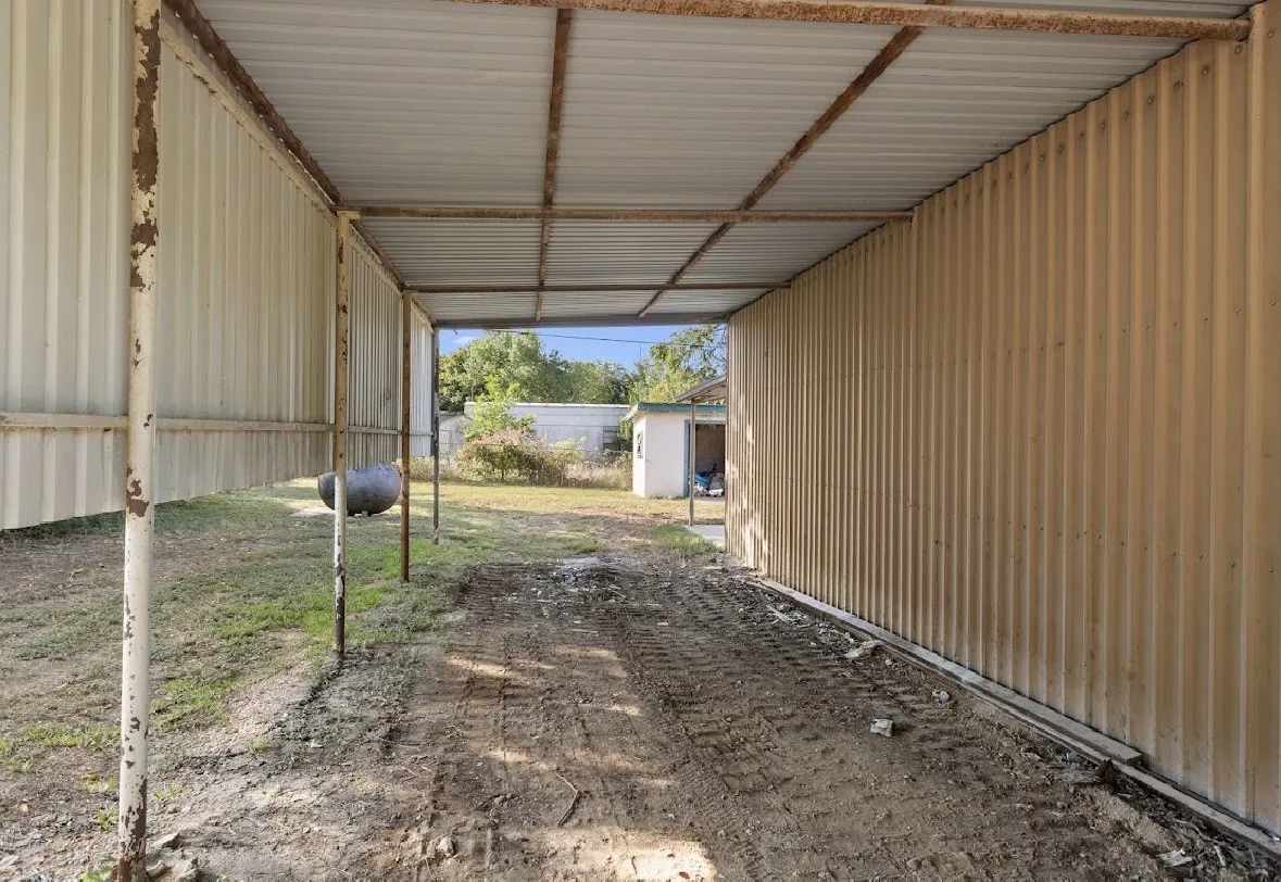Single Family Residence For Sale in Hill County , 250 Bluegrass, Whitney, Texas 76692, 3 Bedroom, 2 Bathroom, 2 Garage spaces, 1,680 Sqft, built in 1971, mls#21282979, Real Estate Agent in Whitney, Homes For Sale in Hill county, Homes For Sale in Whitney, Realtor in Whitney Texas, Real Estate Brokerage Independent Realty Texas, Luminita Cordes Realtor