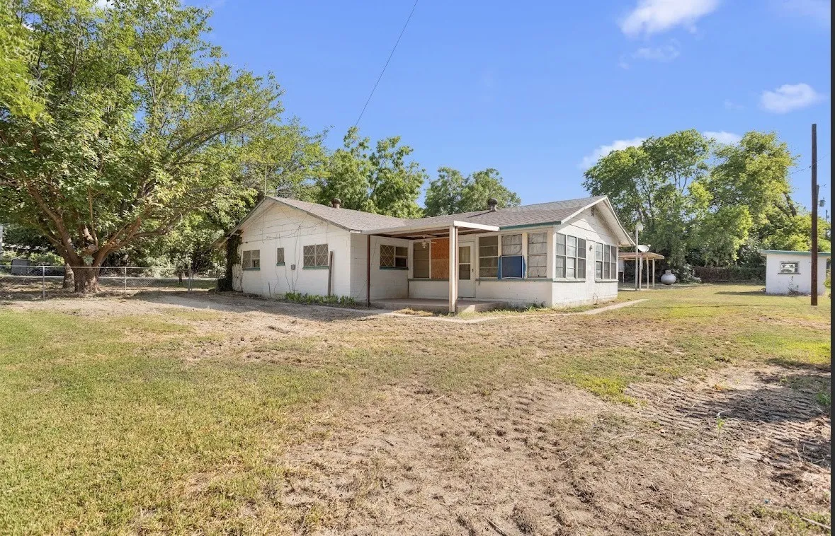 Single Family Residence For Sale in Hill County , 250 Bluegrass, Whitney, Texas 76692, 3 Bedroom, 2 Bathroom, 2 Garage spaces, 1,680 Sqft, built in 1971, mls#21282979, Real Estate Agent in Whitney, Homes For Sale in Hill county, Homes For Sale in Whitney, Realtor in Whitney Texas, Real Estate Brokerage Independent Realty Texas, Luminita Cordes Realtor