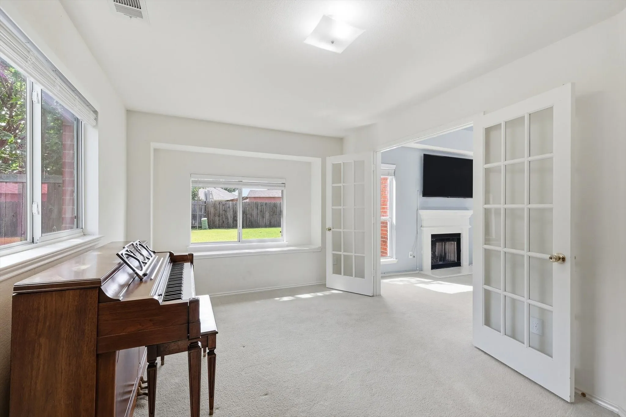Flex space for home office or 4th bedroom