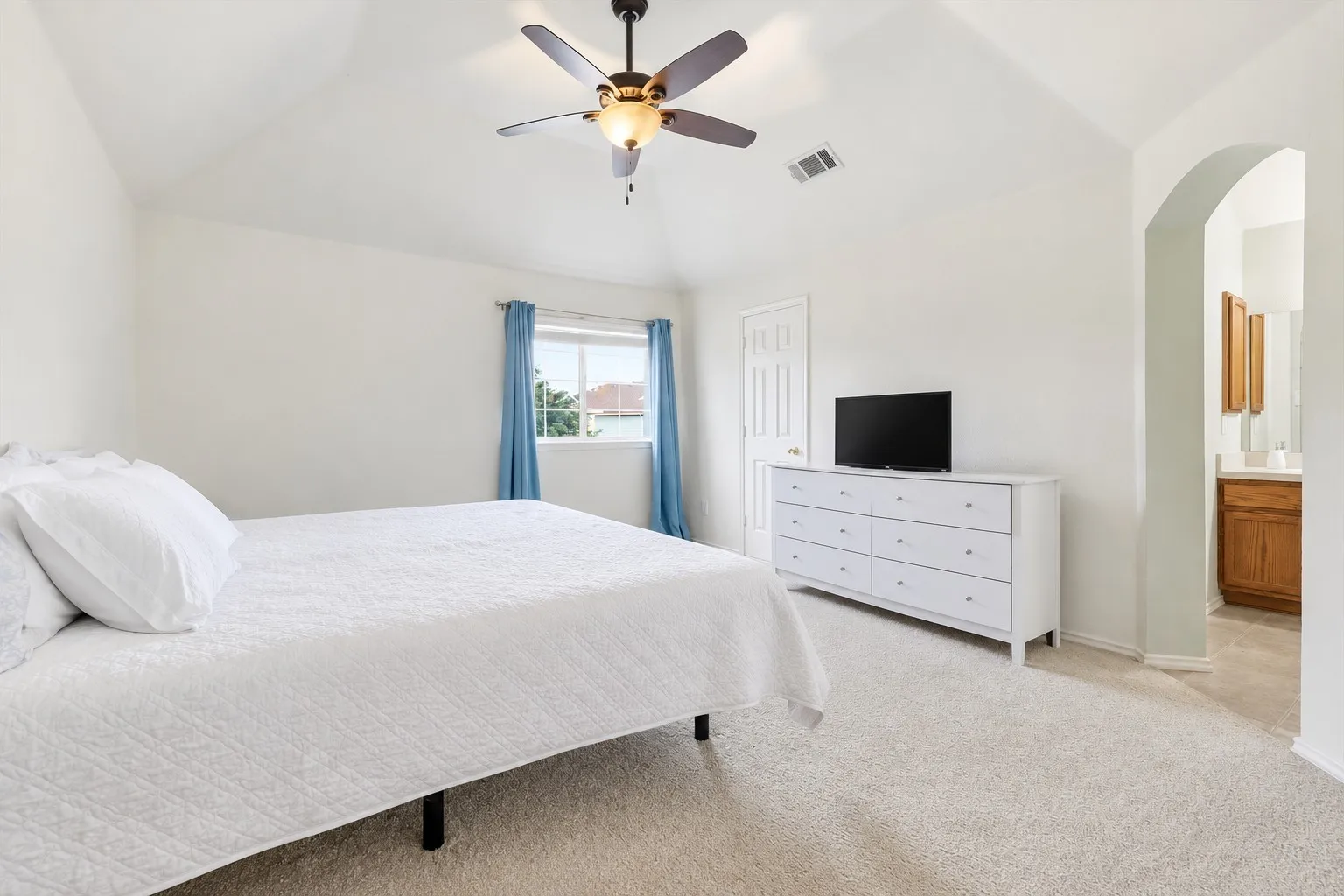 Single Family Residence For Sale in Tarrant County , 1703 Wolf Creek Drive, Arlington, Texas 76018, 3 Bedroom, 3 Bathroom, 2 Garage spaces, 2,353 Sqft, built in 2004, mls#21282841, Real Estate Agent in Arlington, Homes For Sale in Tarrant county, Homes For Sale in Arlington, Realtor in Arlington Texas, Real Estate Brokerage Independent Realty Texas, Luminita Cordes Realtor
