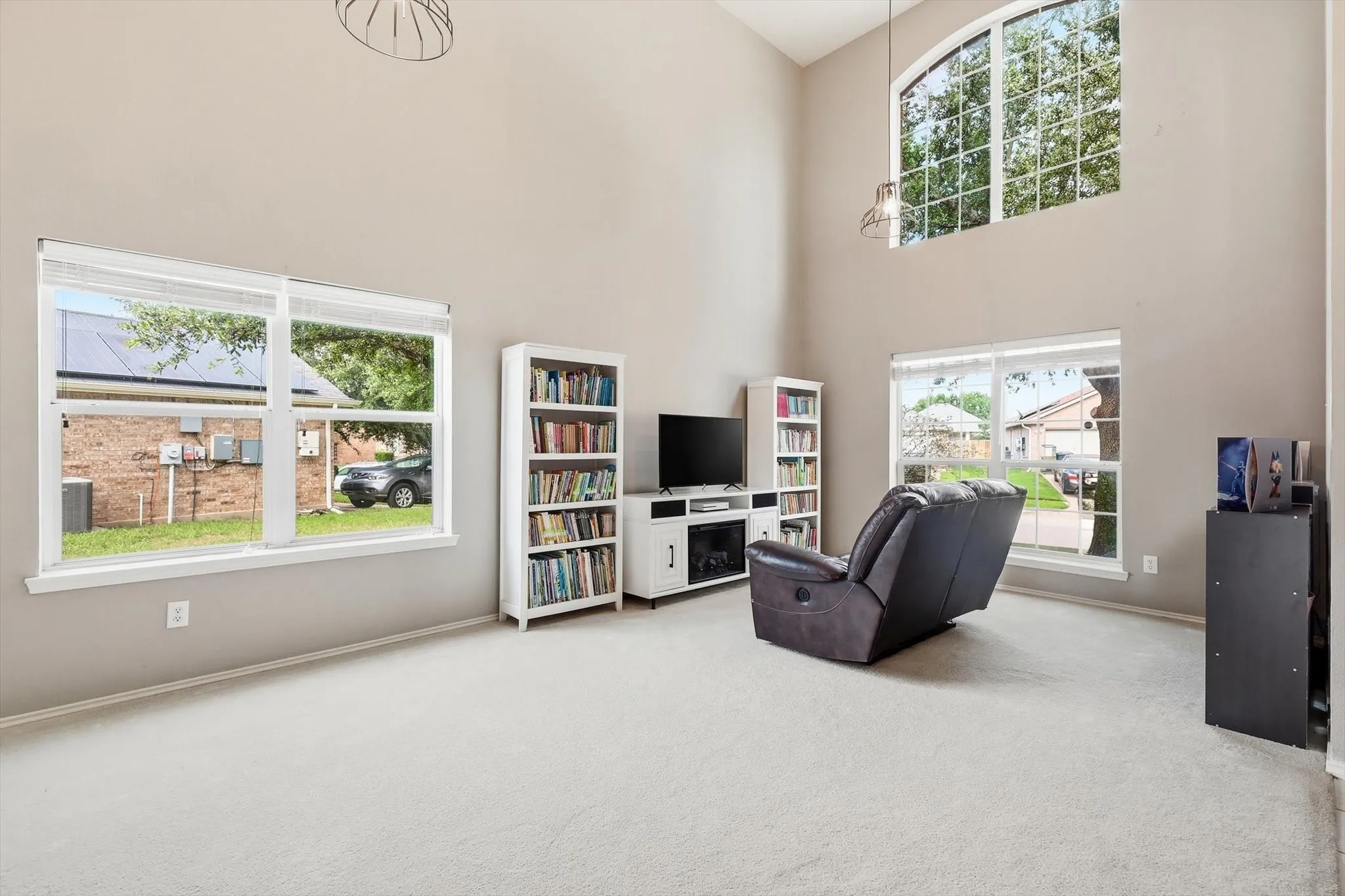 Single Family Residence For Sale in Tarrant County , 1703 Wolf Creek Drive, Arlington, Texas 76018, 3 Bedroom, 3 Bathroom, 2 Garage spaces, 2,353 Sqft, built in 2004, mls#21282841, Real Estate Agent in Arlington, Homes For Sale in Tarrant county, Homes For Sale in Arlington, Realtor in Arlington Texas, Real Estate Brokerage Independent Realty Texas, Luminita Cordes Realtor