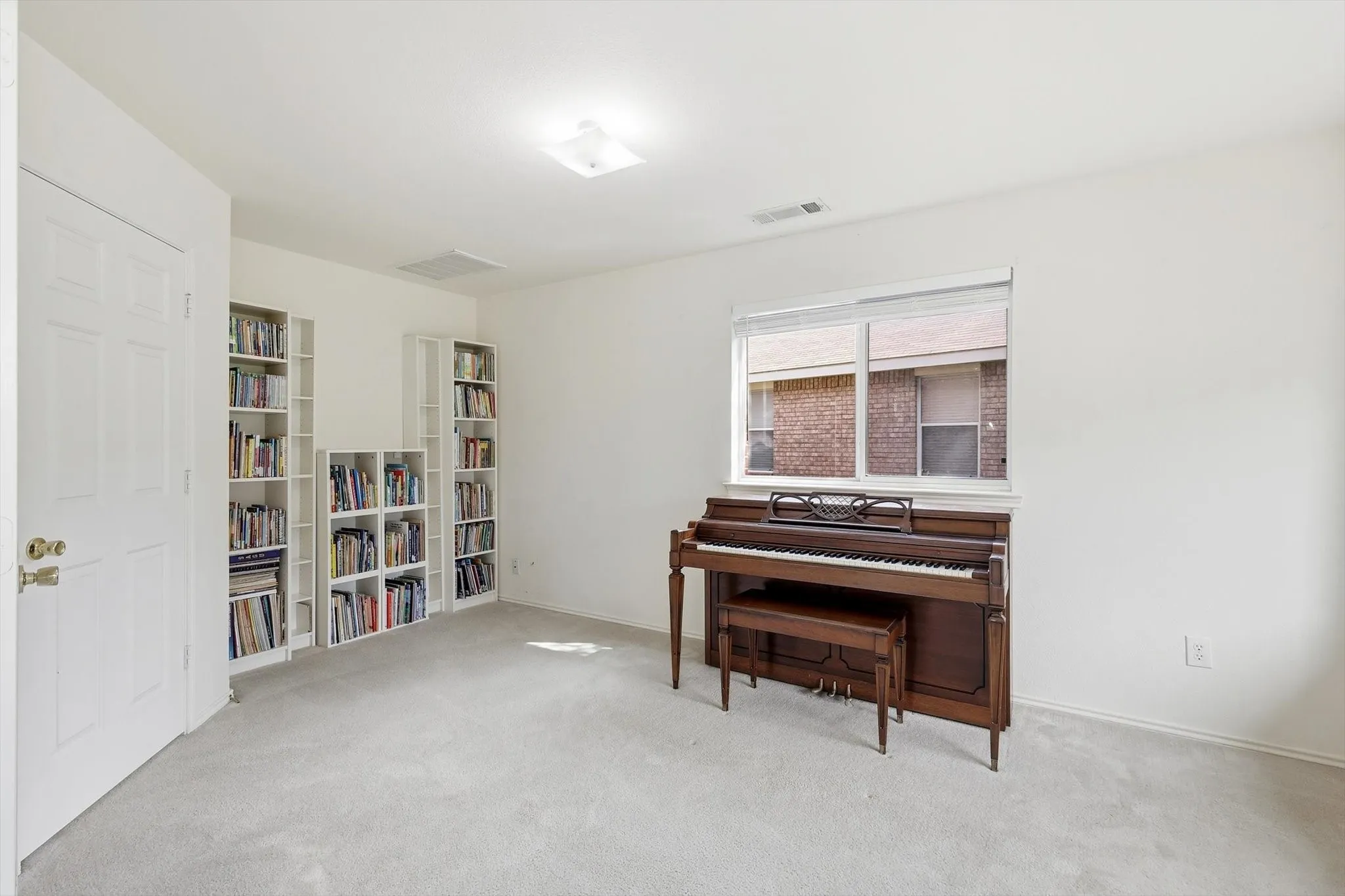 Flex space for home office or 4th bedroom