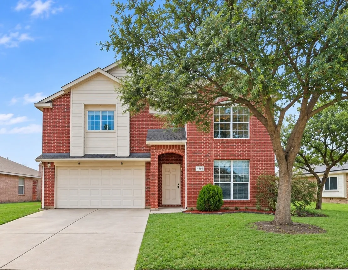 Single Family Residence For Sale in Tarrant County , 1703 Wolf Creek Drive, Arlington, Texas 76018, 3 Bedroom, 3 Bathroom, 2 Garage spaces, 2,353 Sqft, built in 2004, mls#21282841, Real Estate Agent in Arlington, Homes For Sale in Tarrant county, Homes For Sale in Arlington, Realtor in Arlington Texas, Real Estate Brokerage Independent Realty Texas, Luminita Cordes Realtor