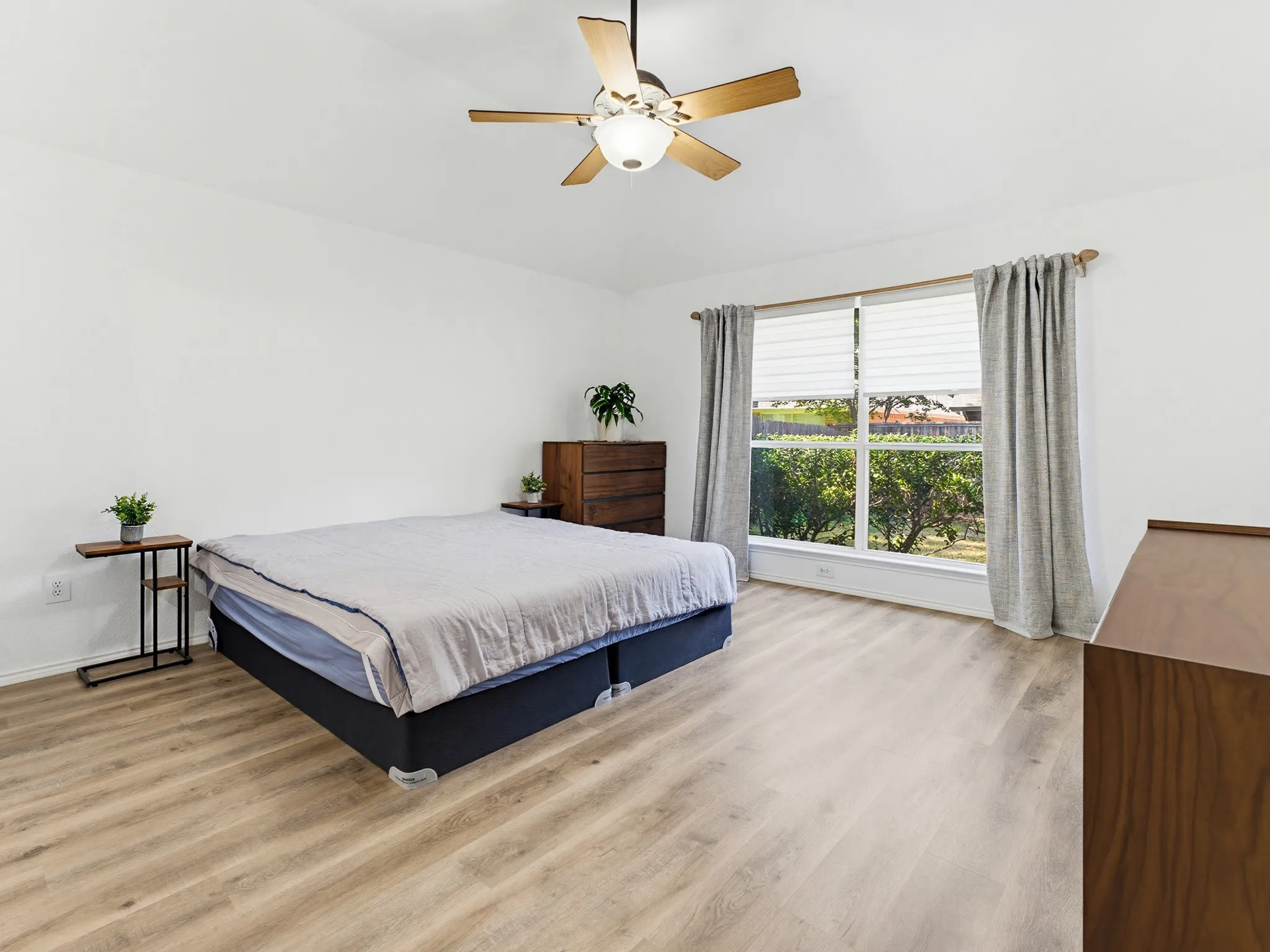 Vaulted ceiling featuring a ceiling fan with integrated lighting