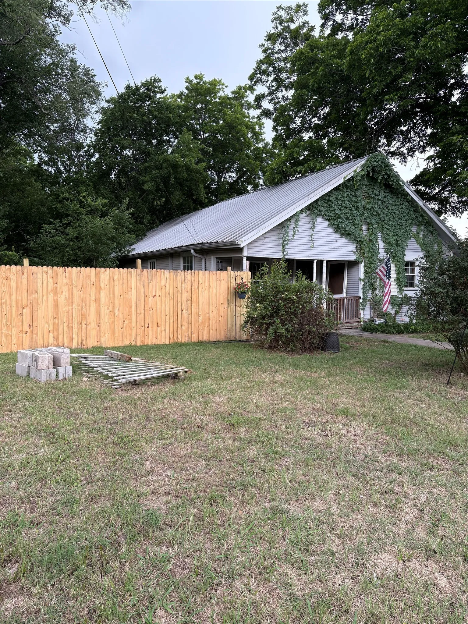 Single Family Residence For Sale in Hill County , 501 W Roosevelt Avenue, Whitney, Texas 76692, 1 Bedroom, 2 Bathroom, Garage spaces, 1,375 Sqft, built in 1903, mls#21283016, Real Estate Agent in Whitney, Homes For Sale in Hill county, Homes For Sale in Whitney, Realtor in Whitney Texas, Real Estate Brokerage Independent Realty Texas, Luminita Cordes Realtor