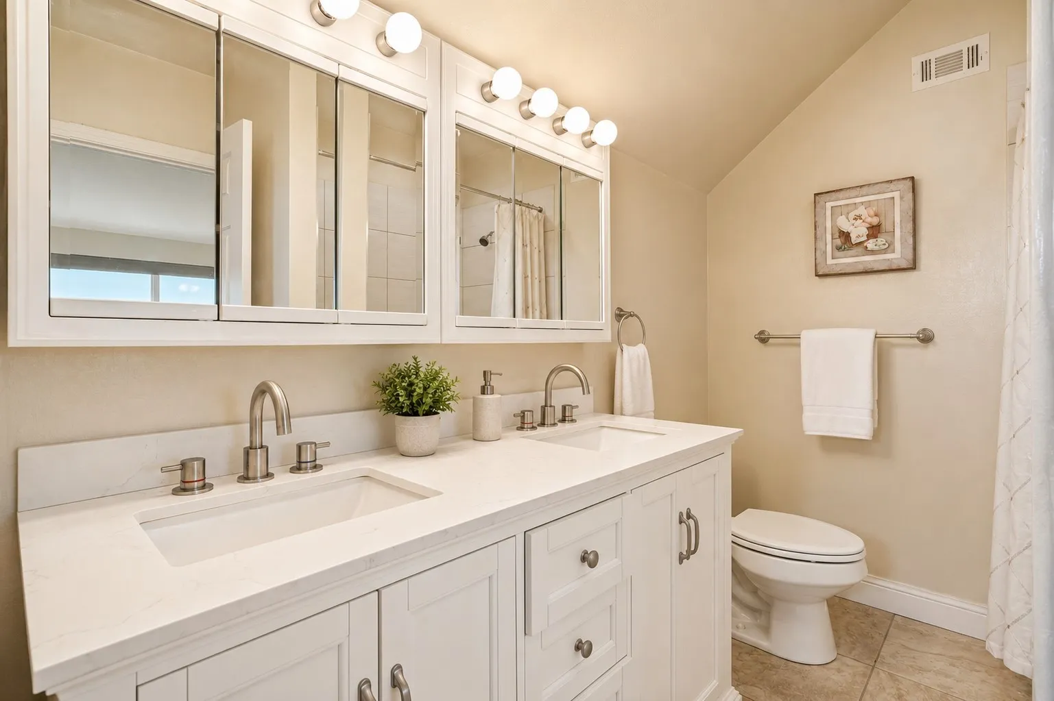 Single Family Residence For Sale in Palo Pinto County , 350 Castle Harbour Drive, Graford, Texas 76449, 4 Bedrooms, 3 Bathrooms, 2 Garage spaces, 2,989 Sqft, built in 2002, Price $756,000, mls#21283064, Real Estate Agent in Graford, Homes For Sale in Palo Pinto county, Homes For Sale in Graford, Realtor in Graford Texas, Real Estate Brokerage Independent Realty Texas, Luminita Cordes Realtor