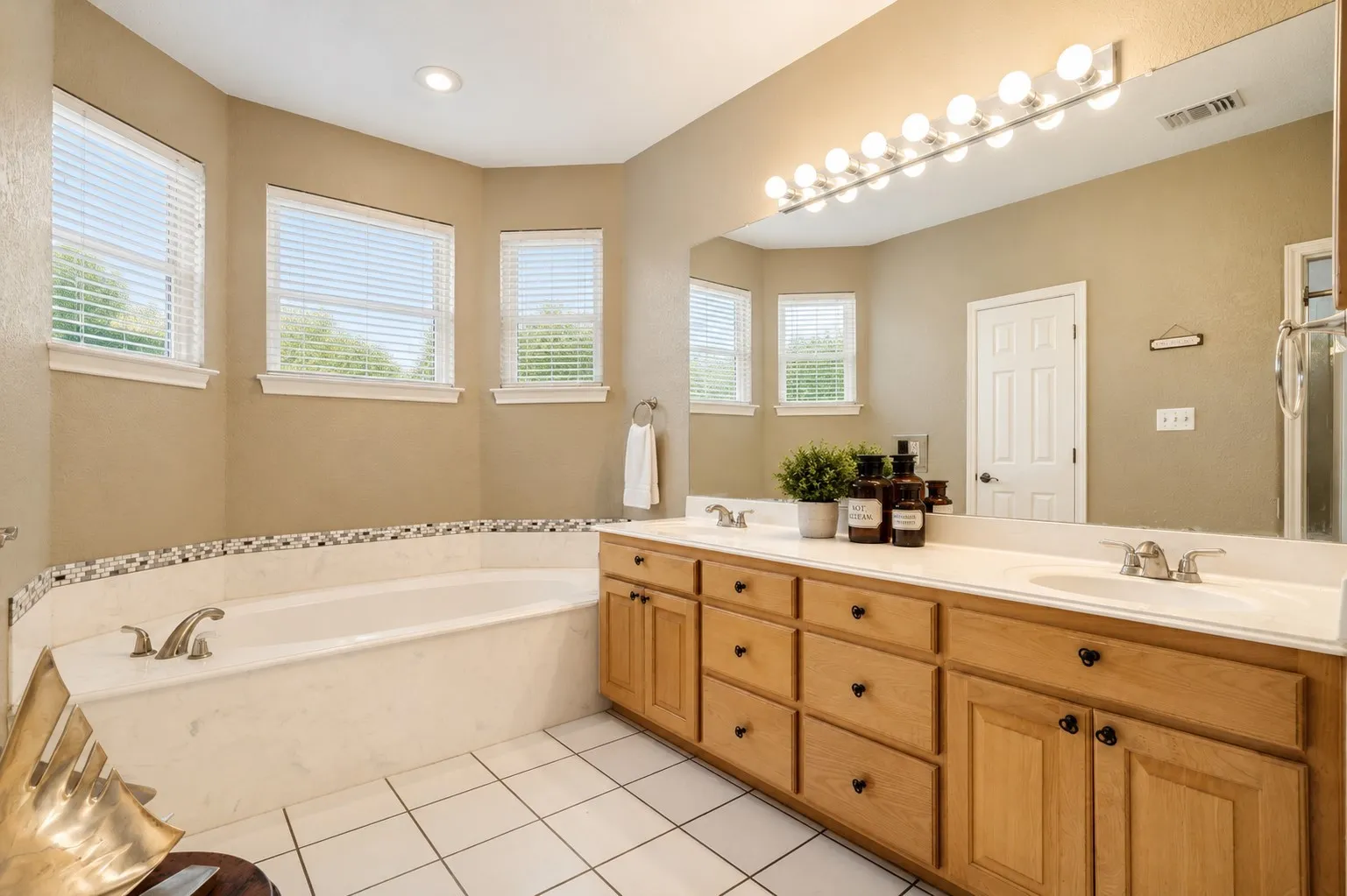 Single Family Residence For Sale in Palo Pinto County , 350 Castle Harbour Drive, Graford, Texas 76449, 4 Bedrooms, 3 Bathrooms, 2 Garage spaces, 2,989 Sqft, built in 2002, Price $756,000, mls#21283064, Real Estate Agent in Graford, Homes For Sale in Palo Pinto county, Homes For Sale in Graford, Realtor in Graford Texas, Real Estate Brokerage Independent Realty Texas, Luminita Cordes Realtor