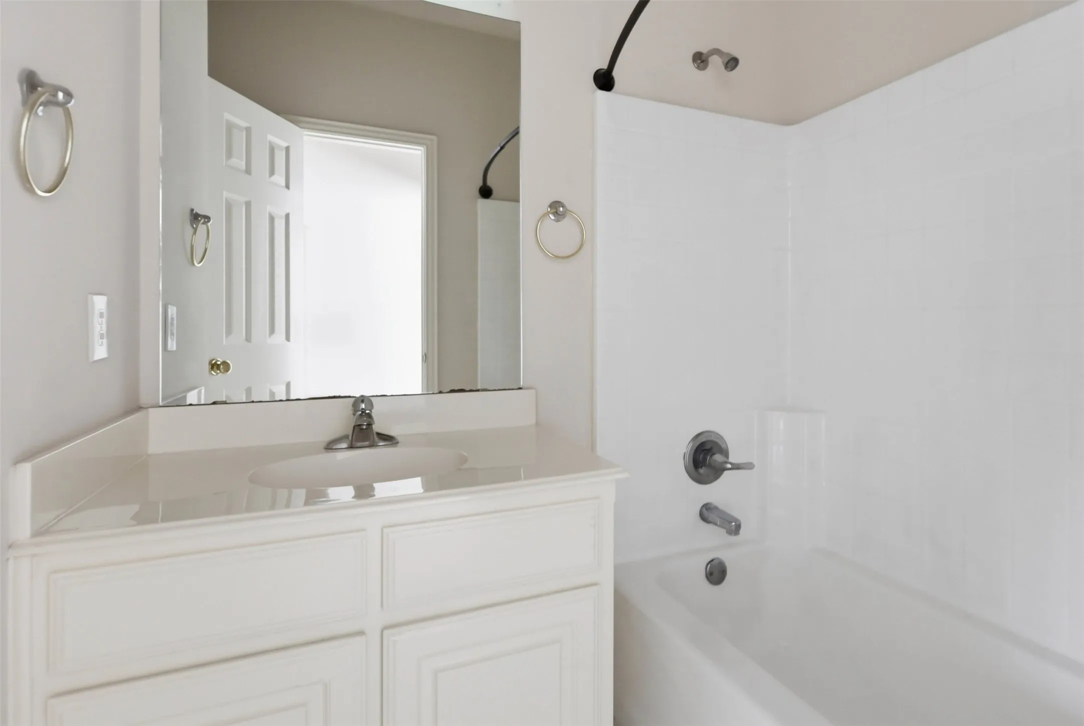 Triplex For Rent in Tarrant County , 121 Wildwood Court 200, Grapevine, Texas 76051, 3 Bedroom, 3 Bathroom, 2 Garage spaces, 1,533 Sqft, built in 2000, mls#21276867, Real Estate Agent in Grapevine, Homes For Rent in Tarrant county, Homes For Rent in Grapevine, Realtor in Grapevine Texas, Real Estate Brokerage Independent Realty Texas, Luminita Cordes Realtor