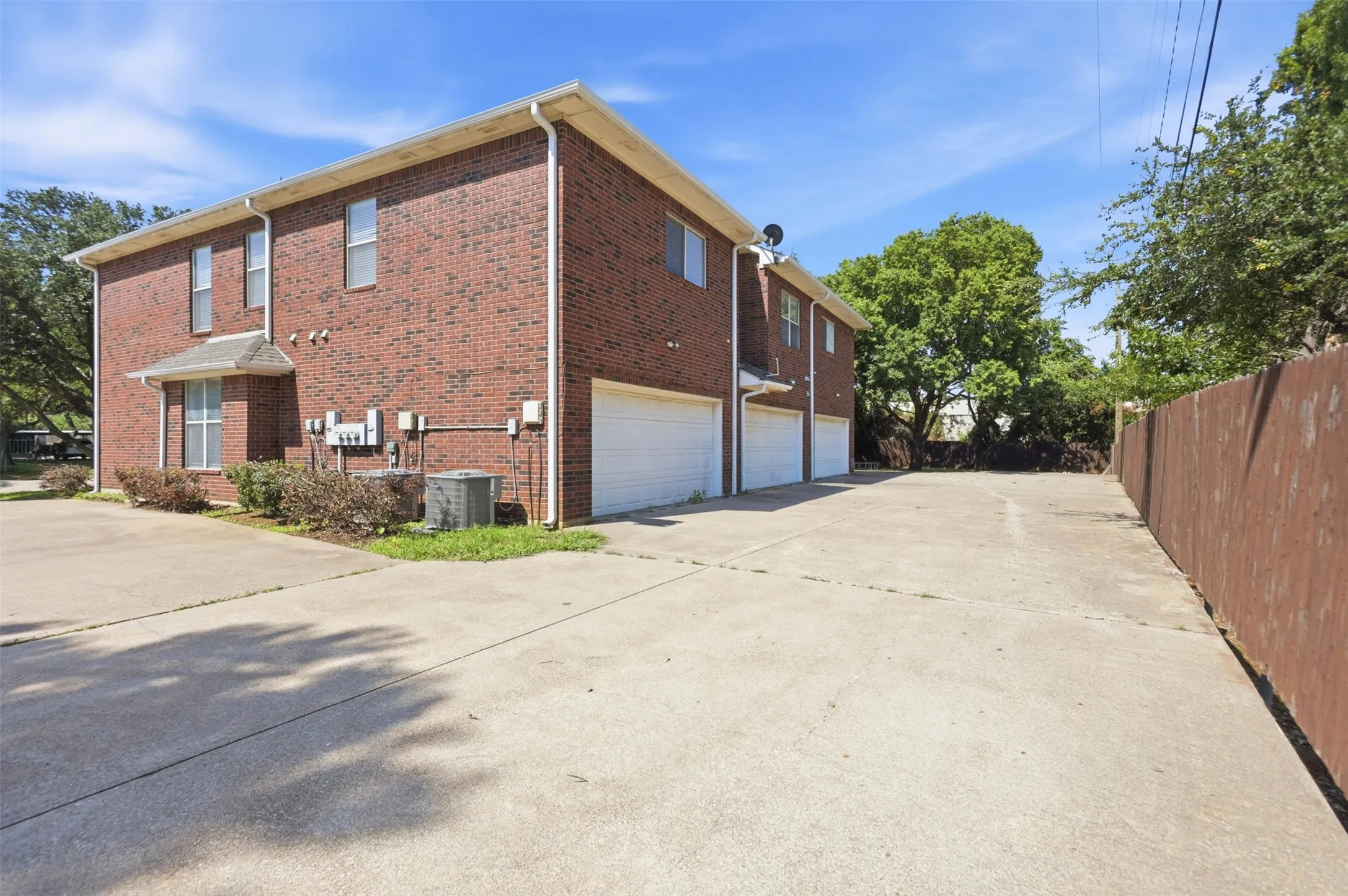 Triplex For Rent in Tarrant County , 121 Wildwood Court 200, Grapevine, Texas 76051, 3 Bedroom, 3 Bathroom, 2 Garage spaces, 1,533 Sqft, built in 2000, mls#21276867, Real Estate Agent in Grapevine, Homes For Rent in Tarrant county, Homes For Rent in Grapevine, Realtor in Grapevine Texas, Real Estate Brokerage Independent Realty Texas, Luminita Cordes Realtor