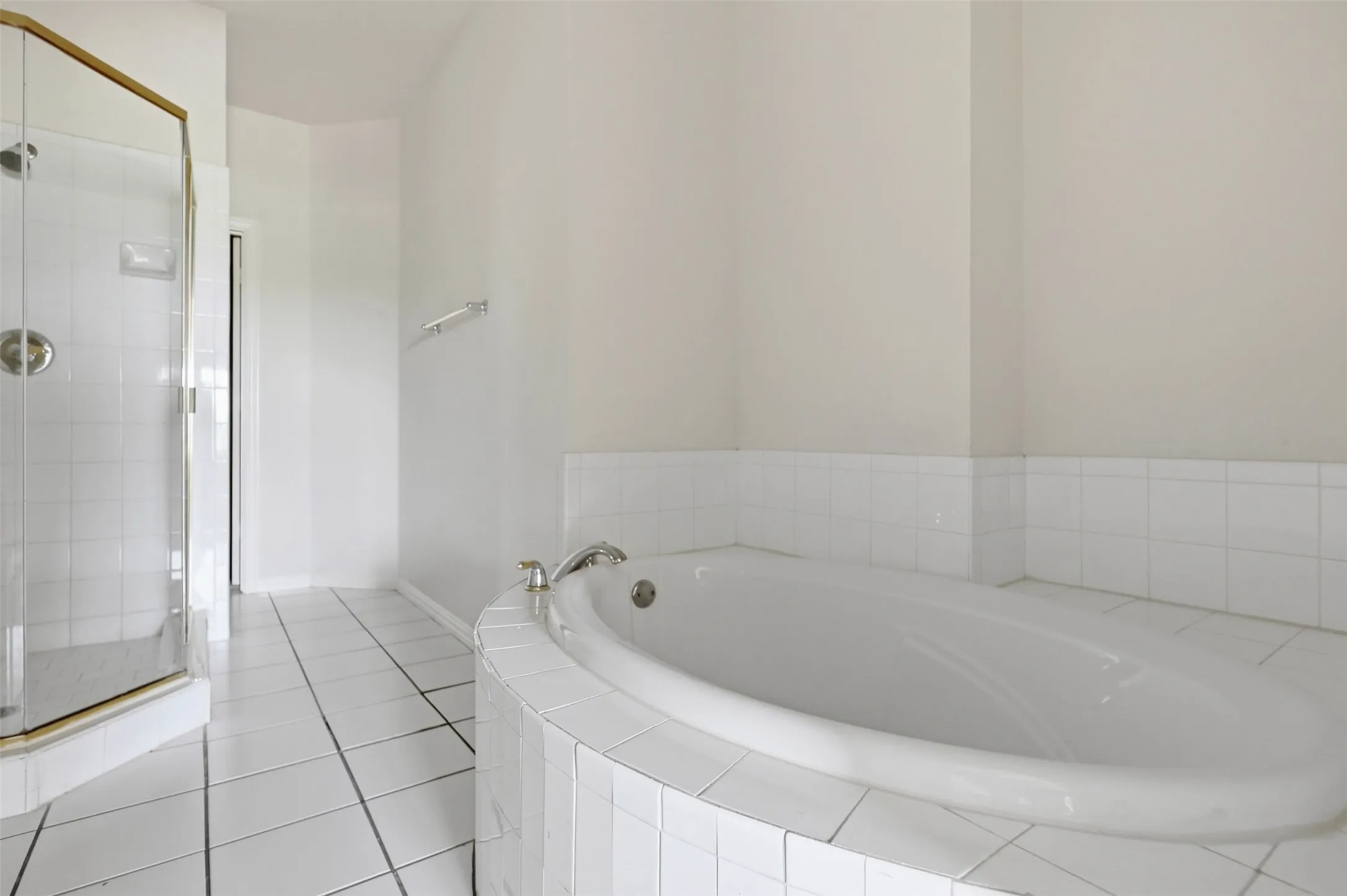 Triplex For Rent in Tarrant County , 121 Wildwood Court 200, Grapevine, Texas 76051, 3 Bedroom, 3 Bathroom, 2 Garage spaces, 1,533 Sqft, built in 2000, mls#21276867, Real Estate Agent in Grapevine, Homes For Rent in Tarrant county, Homes For Rent in Grapevine, Realtor in Grapevine Texas, Real Estate Brokerage Independent Realty Texas, Luminita Cordes Realtor