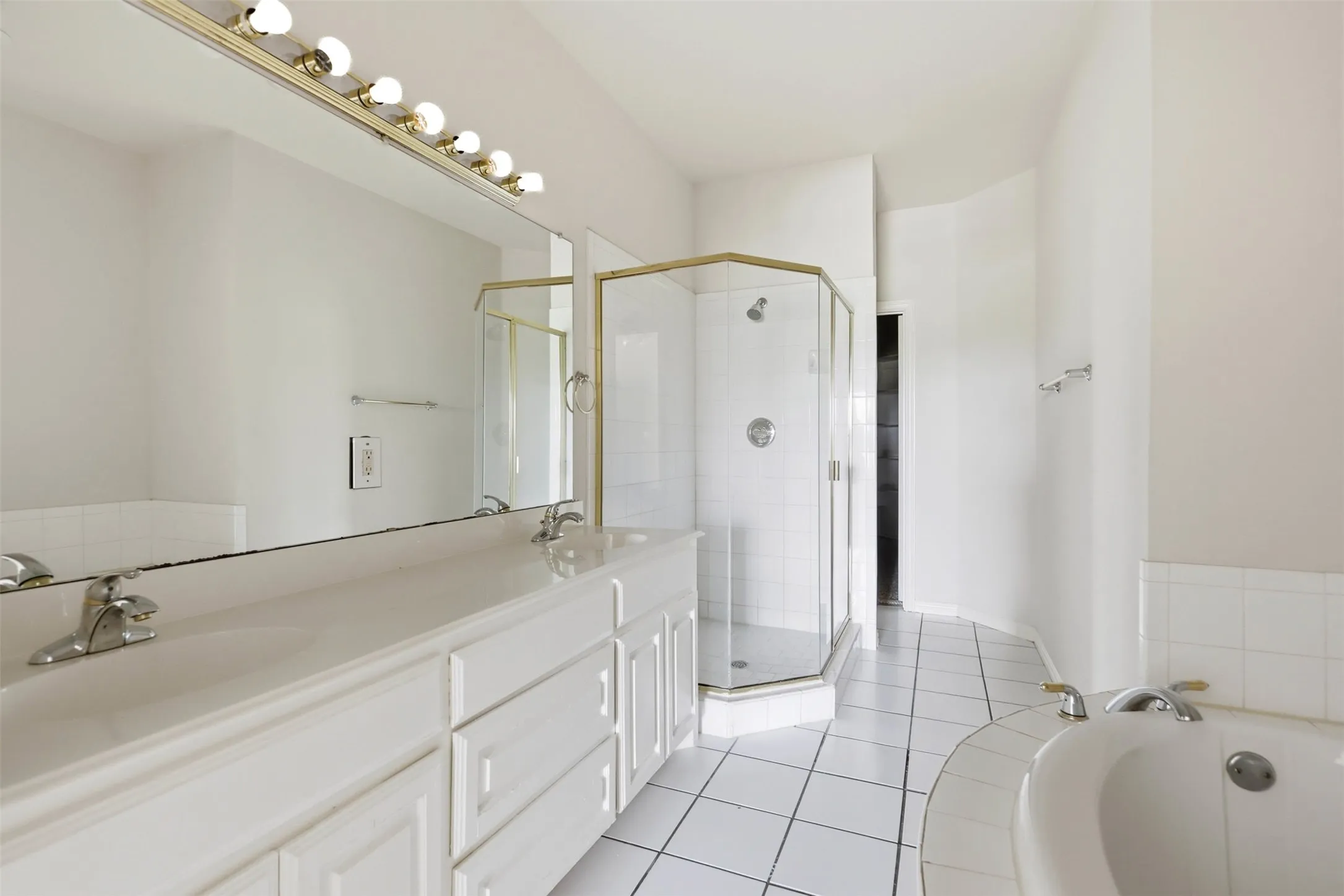 Triplex For Rent in Tarrant County , 121 Wildwood Court 200, Grapevine, Texas 76051, 3 Bedroom, 3 Bathroom, 2 Garage spaces, 1,533 Sqft, built in 2000, mls#21276867, Real Estate Agent in Grapevine, Homes For Rent in Tarrant county, Homes For Rent in Grapevine, Realtor in Grapevine Texas, Real Estate Brokerage Independent Realty Texas, Luminita Cordes Realtor
