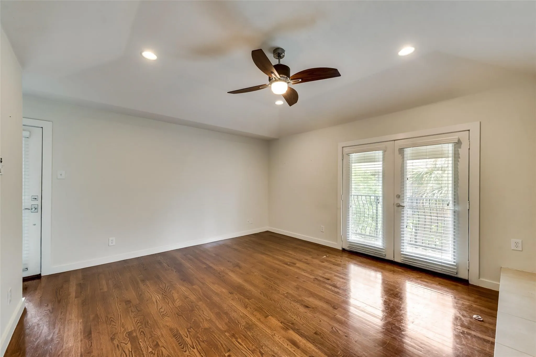 Condominium For Rent in Dallas County , 5806 Birchbrook Drive 209, Dallas, Texas 75206, 2 Bedroom, 2 Bathroom, Garage spaces, 1,097 Sqft, built in 1970, mls#21283120, Real Estate Agent in Dallas, Homes For Rent in Dallas county, Homes For Rent in Dallas, Realtor in Dallas Texas, Real Estate Brokerage Independent Realty Texas, Luminita Cordes Realtor