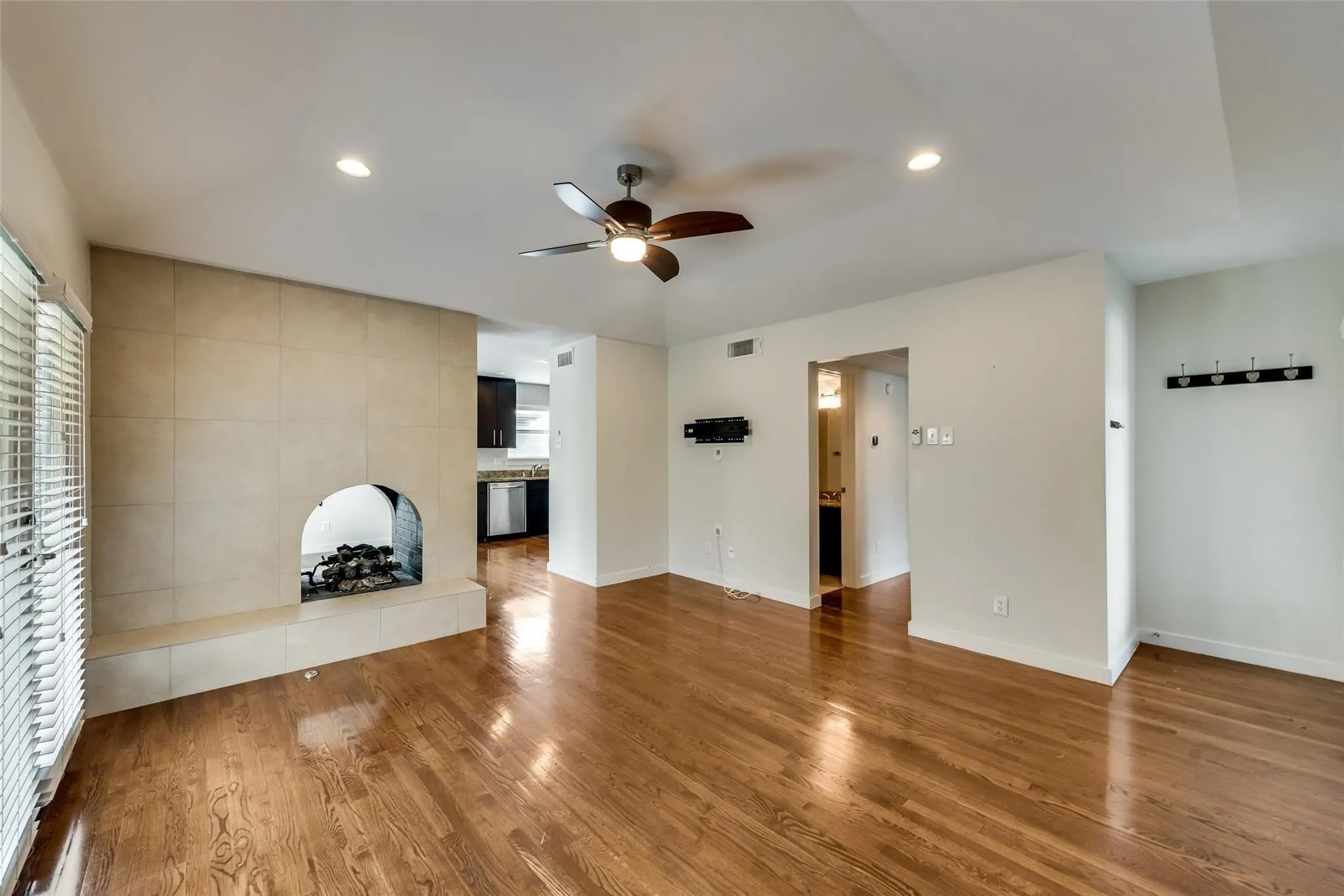 Condominium For Rent in Dallas County , 5806 Birchbrook Drive 209, Dallas, Texas 75206, 2 Bedroom, 2 Bathroom, Garage spaces, 1,097 Sqft, built in 1970, mls#21283120, Real Estate Agent in Dallas, Homes For Rent in Dallas county, Homes For Rent in Dallas, Realtor in Dallas Texas, Real Estate Brokerage Independent Realty Texas, Luminita Cordes Realtor