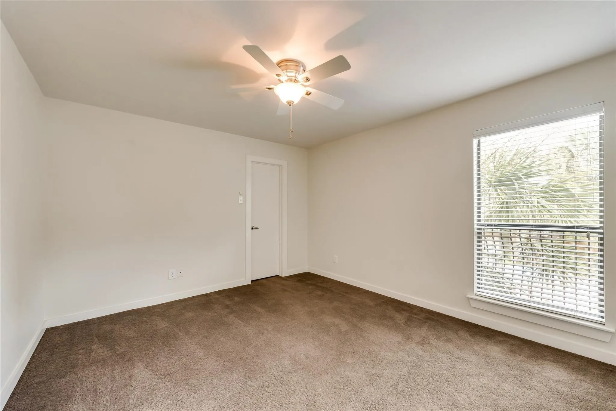Condominium For Rent in Dallas County , 5806 Birchbrook Drive 209, Dallas, Texas 75206, 2 Bedroom, 2 Bathroom, Garage spaces, 1,097 Sqft, built in 1970, mls#21283120, Real Estate Agent in Dallas, Homes For Rent in Dallas county, Homes For Rent in Dallas, Realtor in Dallas Texas, Real Estate Brokerage Independent Realty Texas, Luminita Cordes Realtor