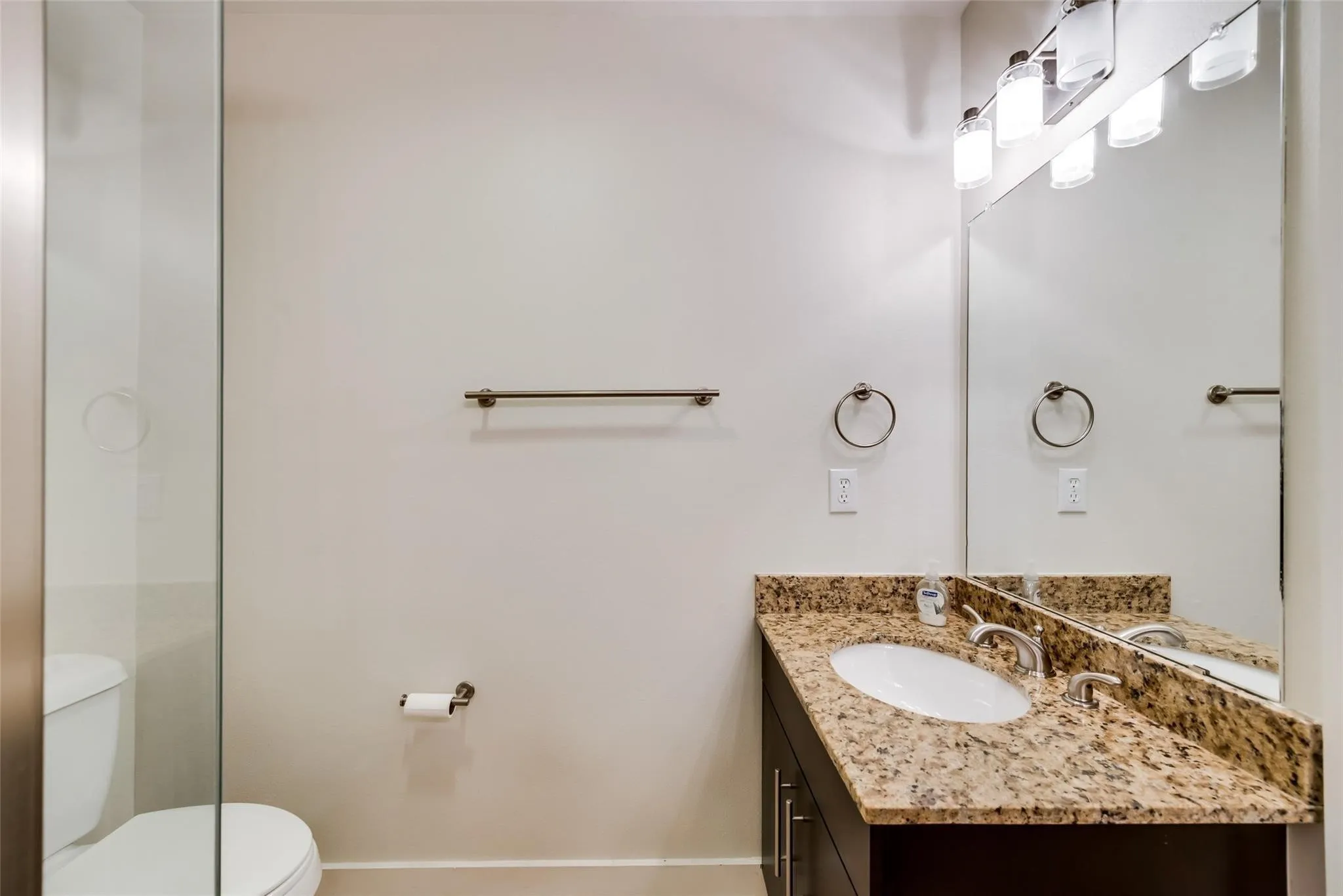 Condominium For Rent in Dallas County , 5806 Birchbrook Drive 209, Dallas, Texas 75206, 2 Bedroom, 2 Bathroom, Garage spaces, 1,097 Sqft, built in 1970, mls#21283120, Real Estate Agent in Dallas, Homes For Rent in Dallas county, Homes For Rent in Dallas, Realtor in Dallas Texas, Real Estate Brokerage Independent Realty Texas, Luminita Cordes Realtor