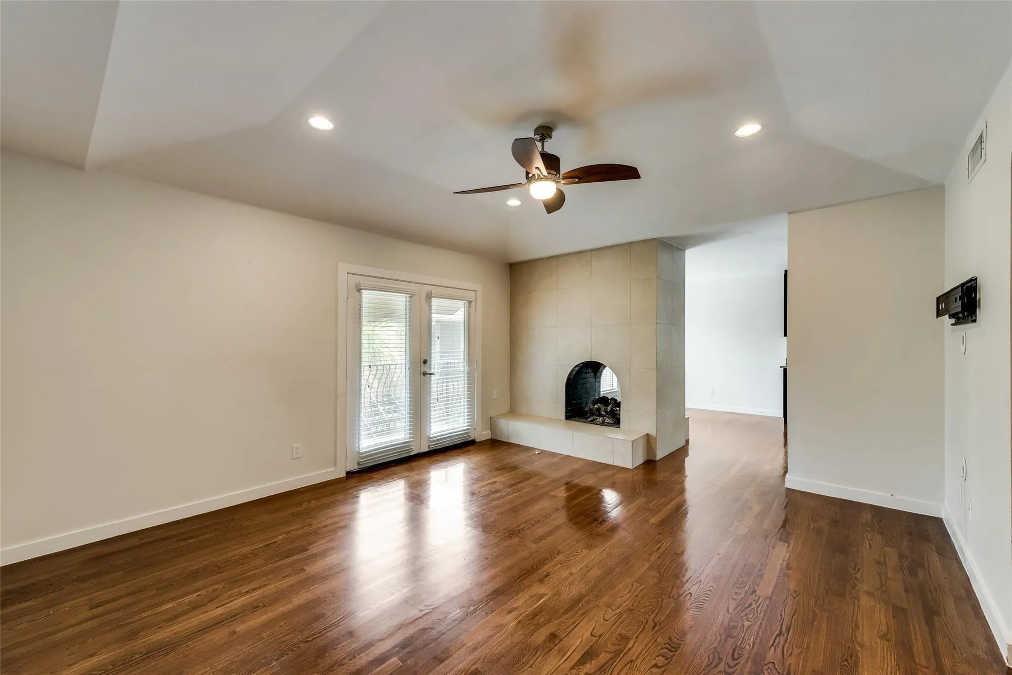 Condominium For Rent in Dallas County , 5806 Birchbrook Drive 209, Dallas, Texas 75206, 2 Bedroom, 2 Bathroom, Garage spaces, 1,097 Sqft, built in 1970, mls#21283120, Real Estate Agent in Dallas, Homes For Rent in Dallas county, Homes For Rent in Dallas, Realtor in Dallas Texas, Real Estate Brokerage Independent Realty Texas, Luminita Cordes Realtor