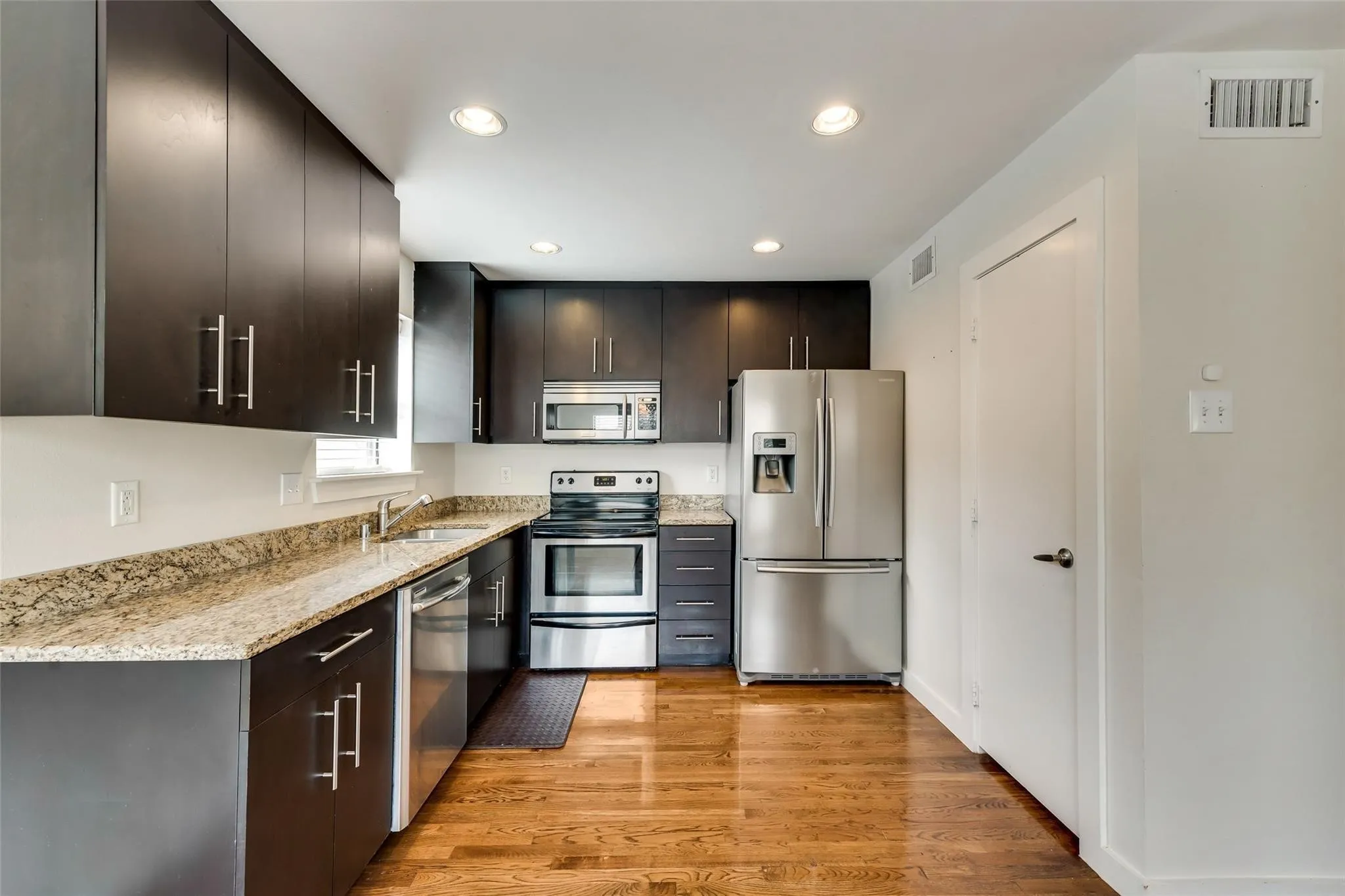 Condominium For Rent in Dallas County , 5806 Birchbrook Drive 209, Dallas, Texas 75206, 2 Bedroom, 2 Bathroom, Garage spaces, 1,097 Sqft, built in 1970, mls#21283120, Real Estate Agent in Dallas, Homes For Rent in Dallas county, Homes For Rent in Dallas, Realtor in Dallas Texas, Real Estate Brokerage Independent Realty Texas, Luminita Cordes Realtor