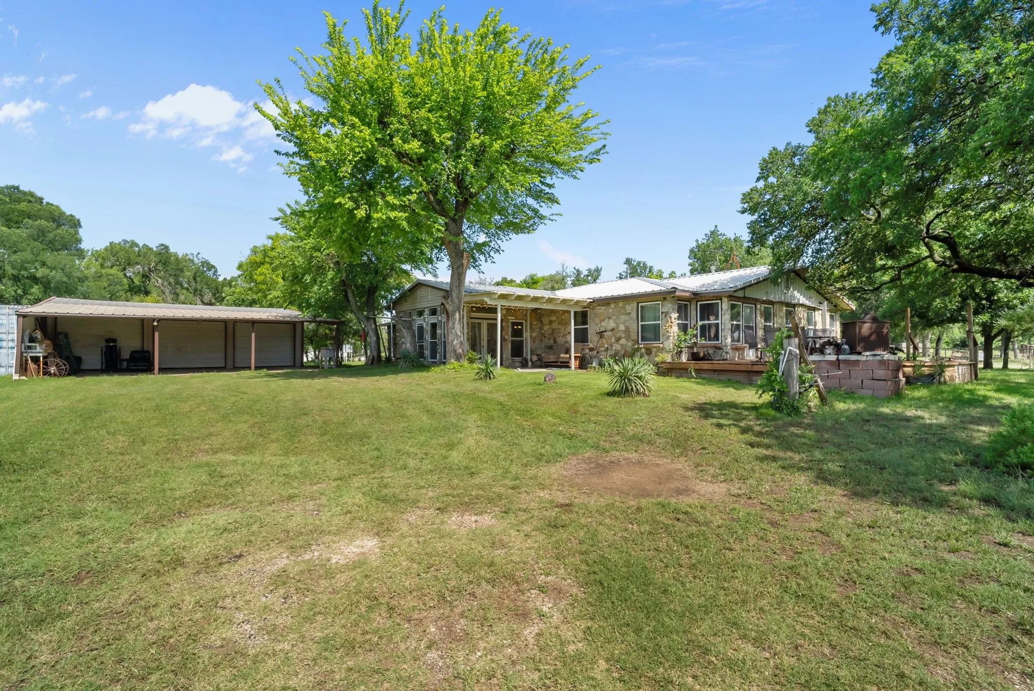 Single Family Residence For Sale in Parker County , 1300 Finney Drive, Weatherford, Texas 76085, 4 Bedroom, 4 Bathroom, 3 Garage spaces, 2,800 Sqft, built in 1958, mls#21282193, Real Estate Agent in Weatherford, Homes For Sale in Parker county, Homes For Sale in Weatherford, Realtor in Weatherford Texas, Real Estate Brokerage Independent Realty Texas, Luminita Cordes Realtor