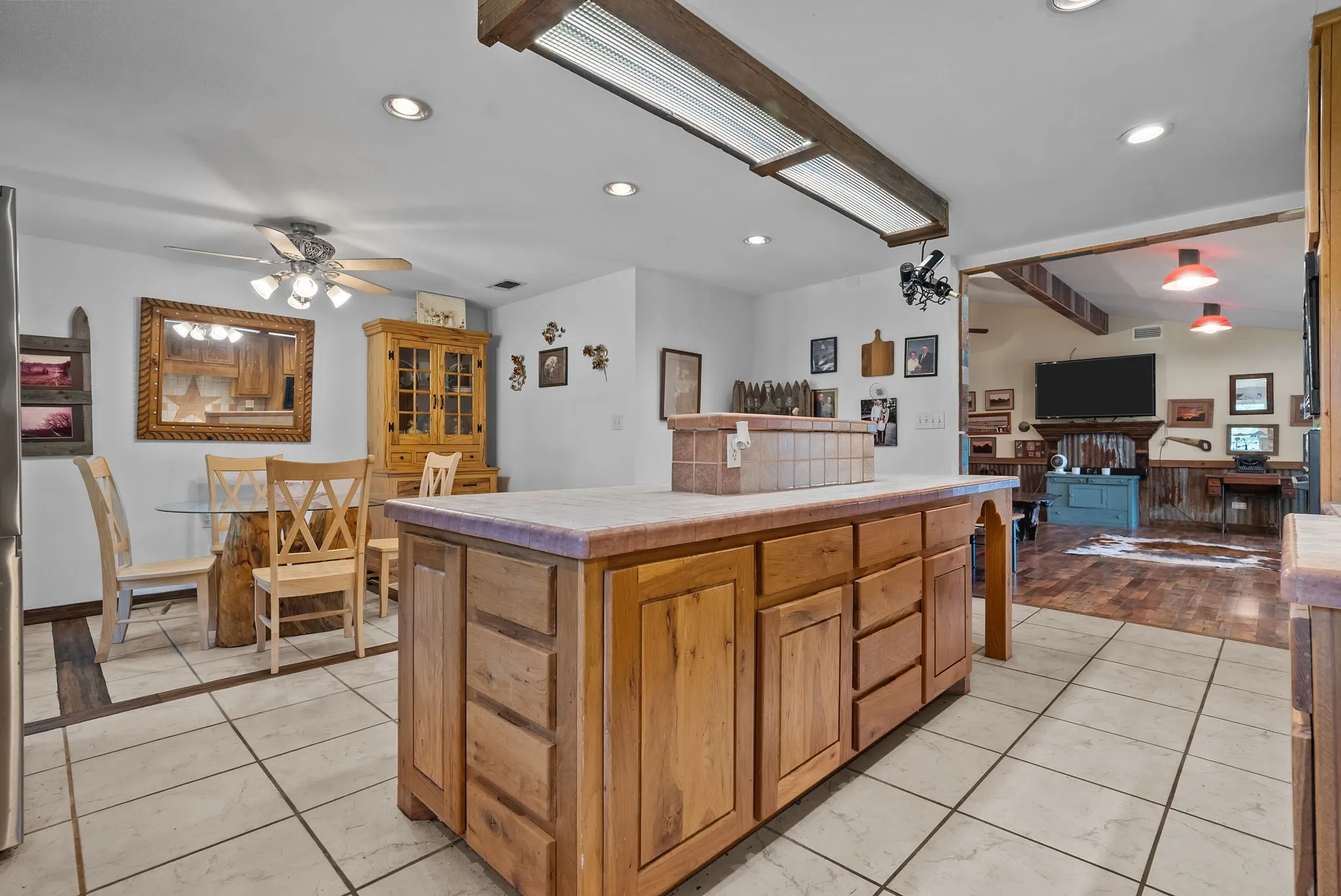 Single Family Residence For Sale in Parker County , 1300 Finney Drive, Weatherford, Texas 76085, 4 Bedroom, 4 Bathroom, 3 Garage spaces, 2,800 Sqft, built in 1958, mls#21282193, Real Estate Agent in Weatherford, Homes For Sale in Parker county, Homes For Sale in Weatherford, Realtor in Weatherford Texas, Real Estate Brokerage Independent Realty Texas, Luminita Cordes Realtor