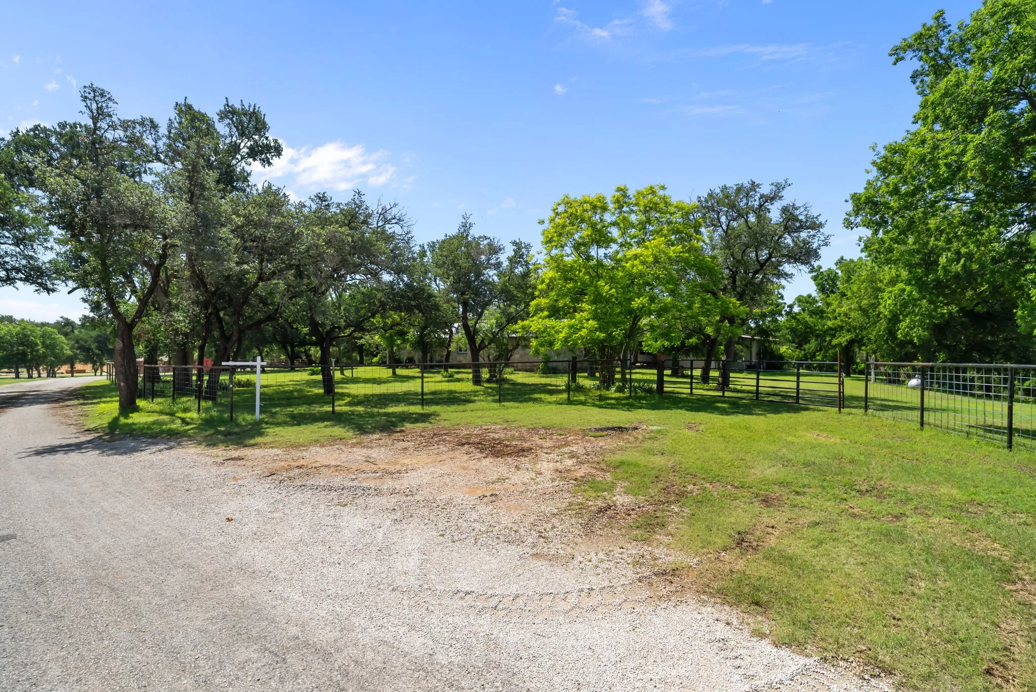 Single Family Residence For Sale in Parker County , 1300 Finney Drive, Weatherford, Texas 76085, 4 Bedroom, 4 Bathroom, 3 Garage spaces, 2,800 Sqft, built in 1958, mls#21282193, Real Estate Agent in Weatherford, Homes For Sale in Parker county, Homes For Sale in Weatherford, Realtor in Weatherford Texas, Real Estate Brokerage Independent Realty Texas, Luminita Cordes Realtor