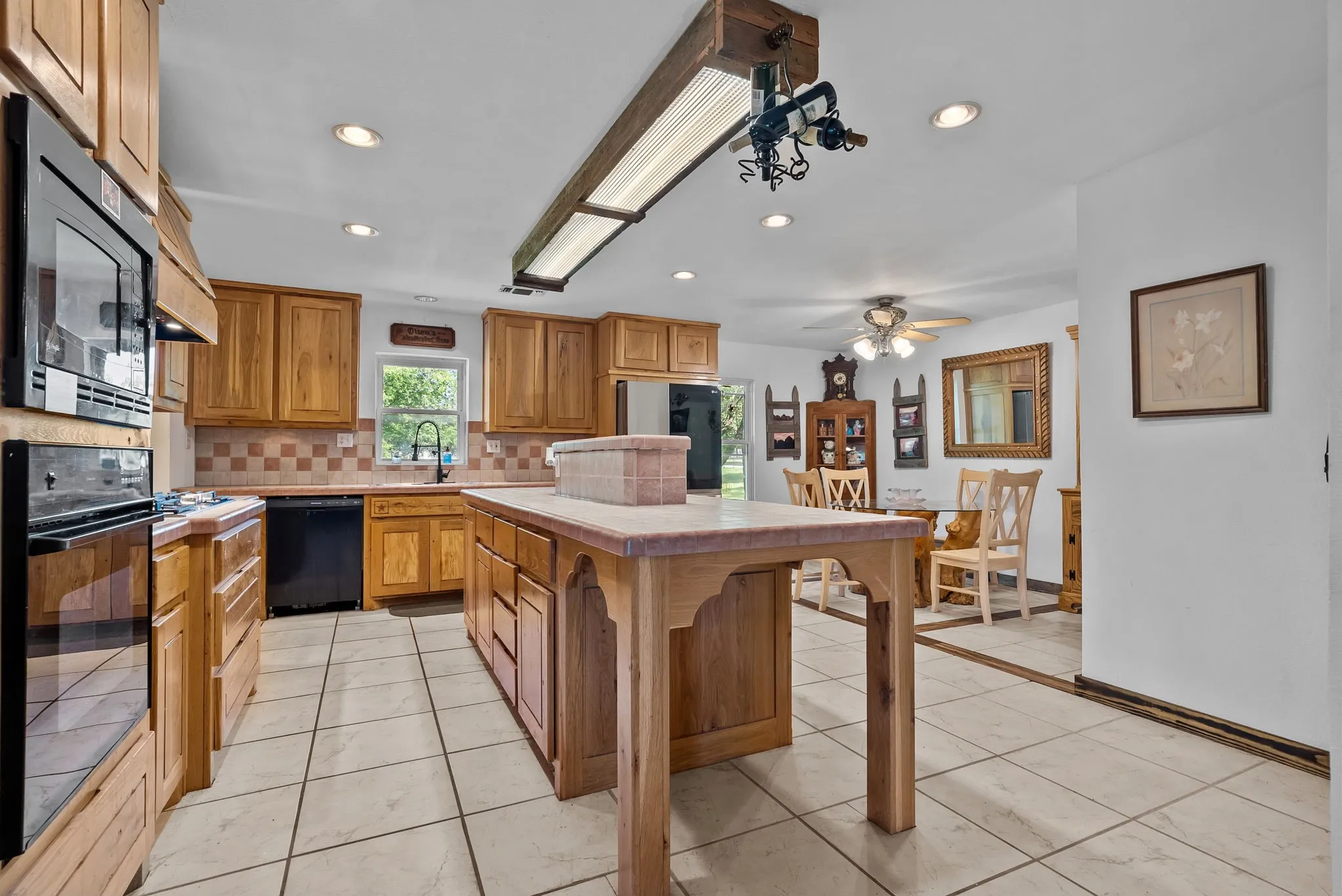 Single Family Residence For Sale in Parker County , 1300 Finney Drive, Weatherford, Texas 76085, 4 Bedroom, 4 Bathroom, 3 Garage spaces, 2,800 Sqft, built in 1958, mls#21282193, Real Estate Agent in Weatherford, Homes For Sale in Parker county, Homes For Sale in Weatherford, Realtor in Weatherford Texas, Real Estate Brokerage Independent Realty Texas, Luminita Cordes Realtor