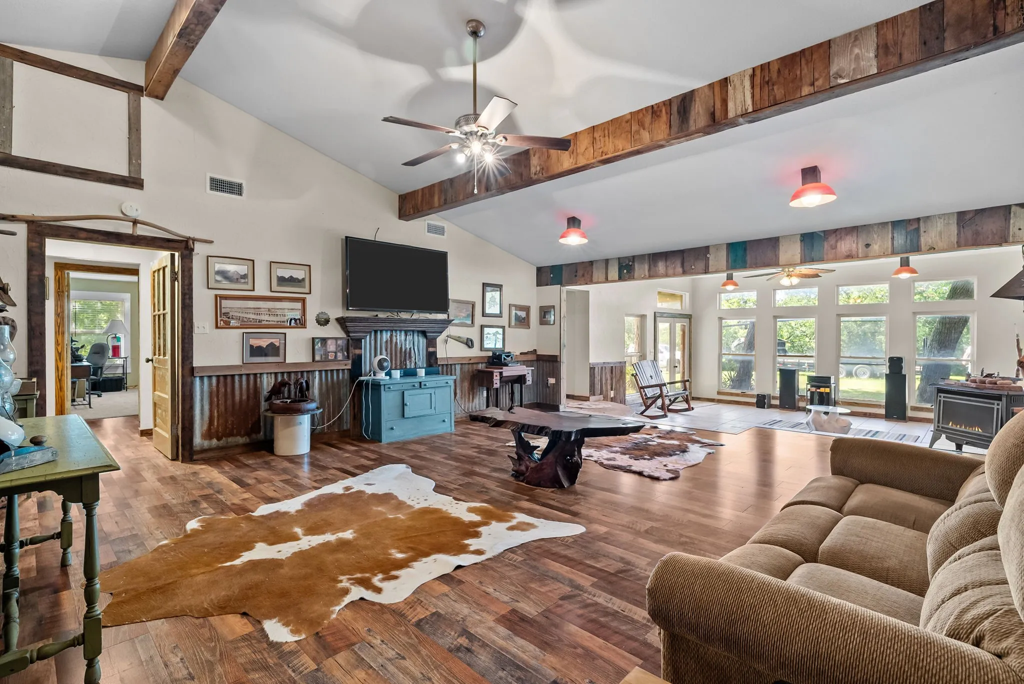 Single Family Residence For Sale in Parker County , 1300 Finney Drive, Weatherford, Texas 76085, 4 Bedroom, 4 Bathroom, 3 Garage spaces, 2,800 Sqft, built in 1958, mls#21282193, Real Estate Agent in Weatherford, Homes For Sale in Parker county, Homes For Sale in Weatherford, Realtor in Weatherford Texas, Real Estate Brokerage Independent Realty Texas, Luminita Cordes Realtor