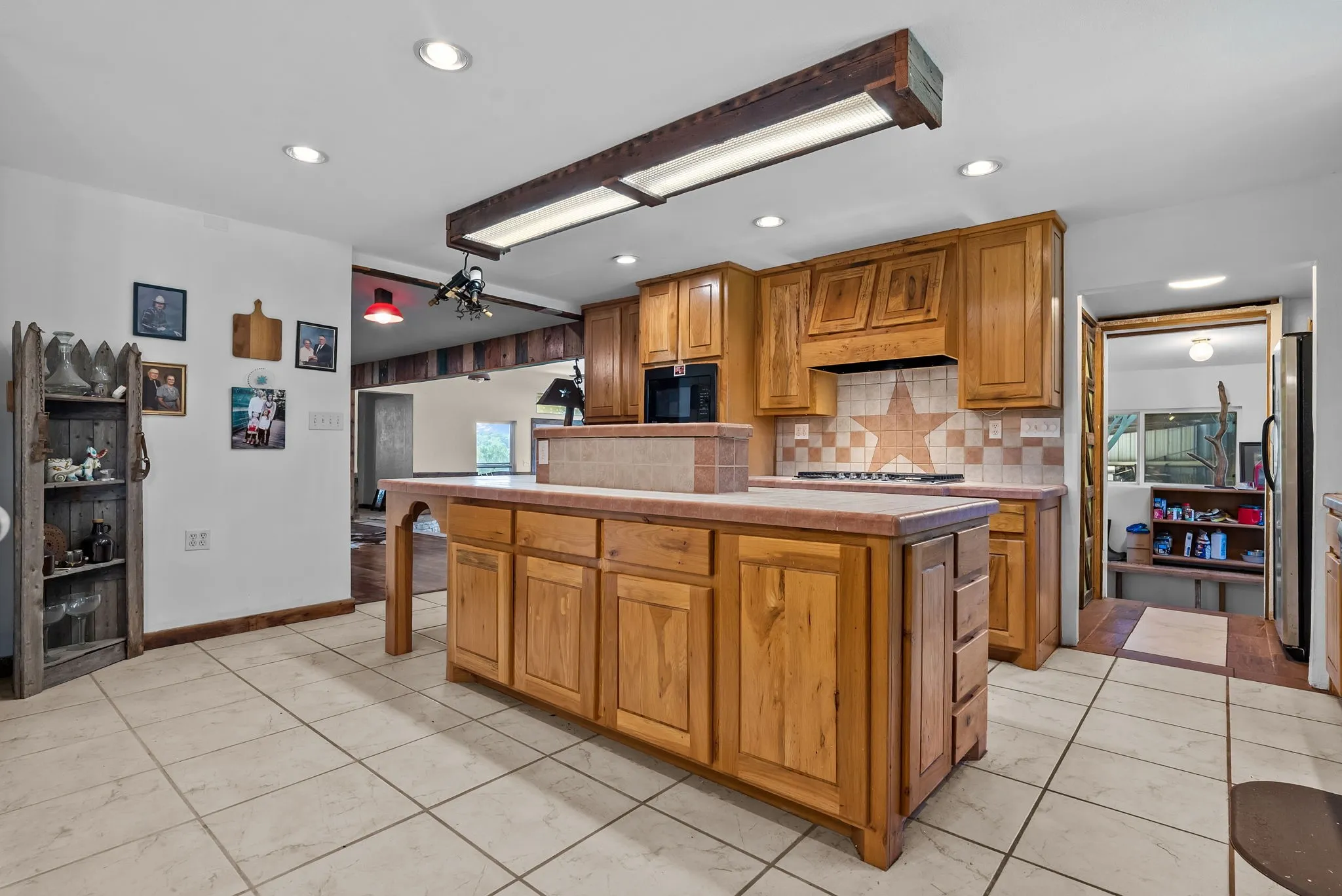 Single Family Residence For Sale in Parker County , 1300 Finney Drive, Weatherford, Texas 76085, 4 Bedroom, 4 Bathroom, 3 Garage spaces, 2,800 Sqft, built in 1958, mls#21282193, Real Estate Agent in Weatherford, Homes For Sale in Parker county, Homes For Sale in Weatherford, Realtor in Weatherford Texas, Real Estate Brokerage Independent Realty Texas, Luminita Cordes Realtor