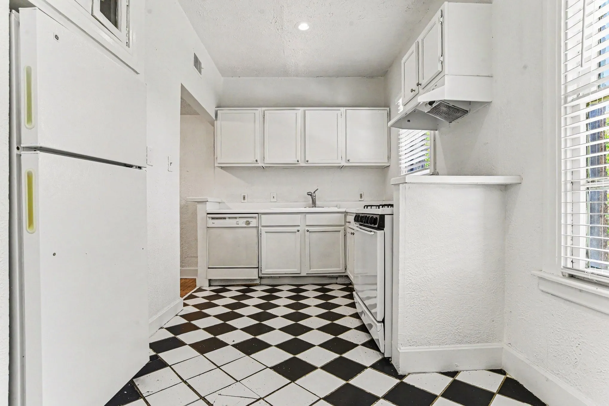 Apartment For Rent in Dallas County , 4515 Swiss Avenue 7, Dallas, Texas 75204, 2 Bedroom, 2 Bathroom, Garage spaces, 1,250 Sqft, built in 1926, mls#21282983, Real Estate Agent in Dallas, Homes For Rent in Dallas county, Homes For Rent in Dallas, Realtor in Dallas Texas, Real Estate Brokerage Independent Realty Texas, Luminita Cordes Realtor