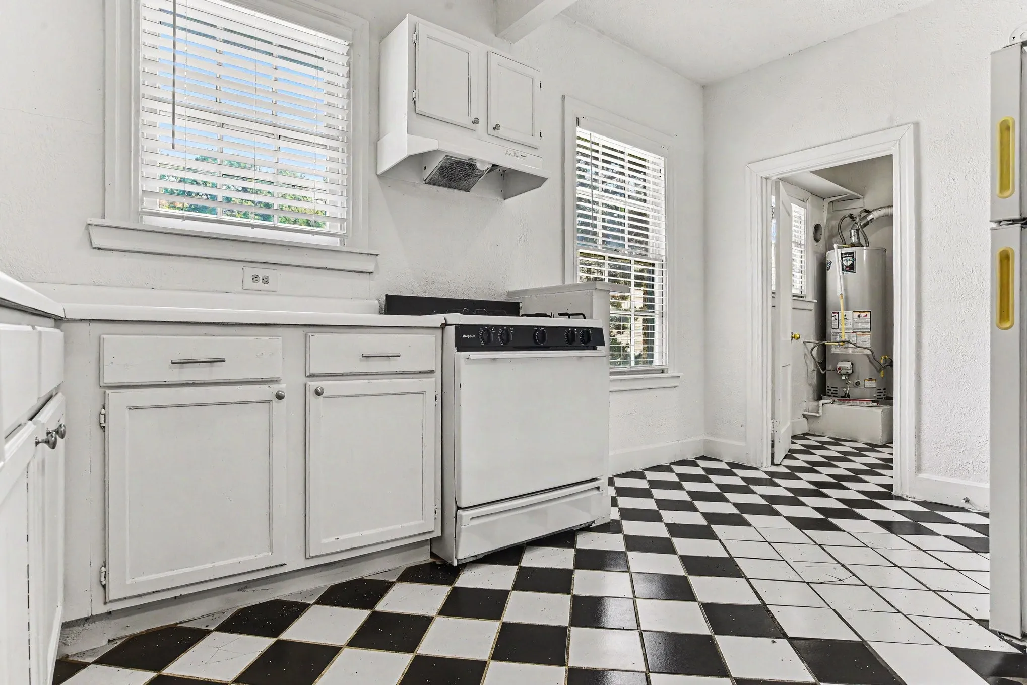 Apartment For Rent in Dallas County , 4515 Swiss Avenue 7, Dallas, Texas 75204, 2 Bedroom, 2 Bathroom, Garage spaces, 1,250 Sqft, built in 1926, mls#21282983, Real Estate Agent in Dallas, Homes For Rent in Dallas county, Homes For Rent in Dallas, Realtor in Dallas Texas, Real Estate Brokerage Independent Realty Texas, Luminita Cordes Realtor
