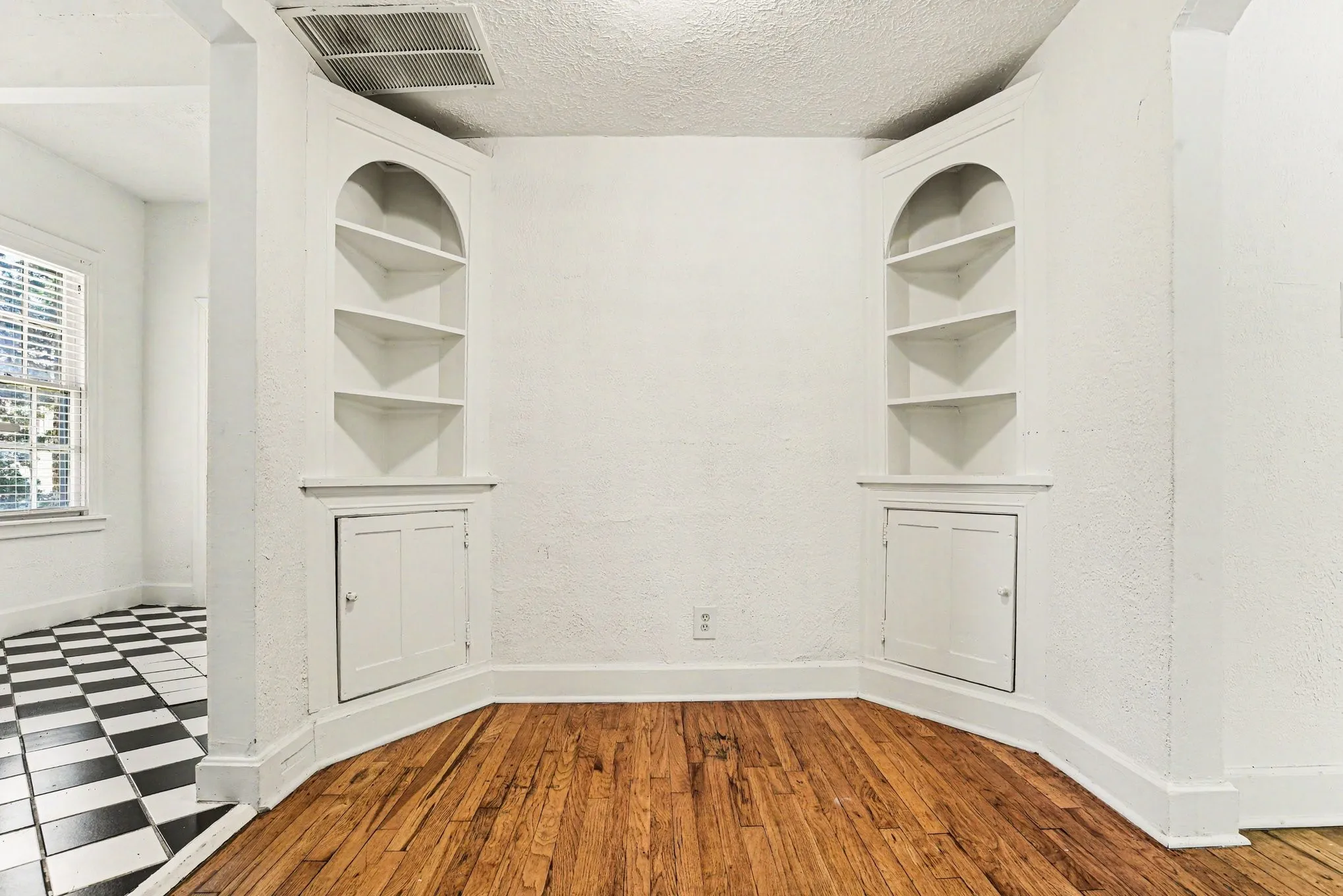 Apartment For Rent in Dallas County , 4515 Swiss Avenue 7, Dallas, Texas 75204, 2 Bedroom, 2 Bathroom, Garage spaces, 1,250 Sqft, built in 1926, mls#21282983, Real Estate Agent in Dallas, Homes For Rent in Dallas county, Homes For Rent in Dallas, Realtor in Dallas Texas, Real Estate Brokerage Independent Realty Texas, Luminita Cordes Realtor