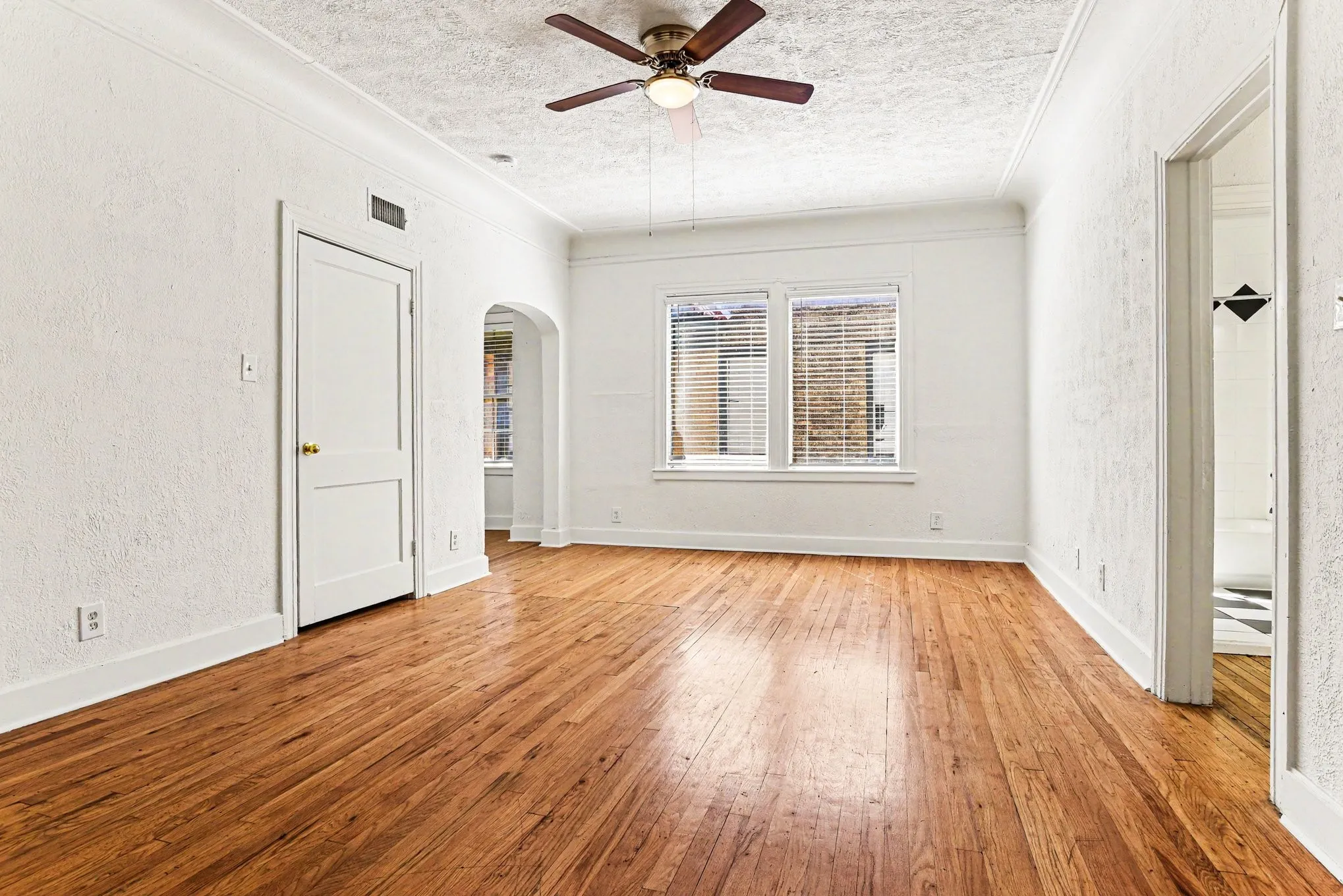 Apartment For Rent in Dallas County , 4515 Swiss Avenue 7, Dallas, Texas 75204, 2 Bedroom, 2 Bathroom, Garage spaces, 1,250 Sqft, built in 1926, mls#21282983, Real Estate Agent in Dallas, Homes For Rent in Dallas county, Homes For Rent in Dallas, Realtor in Dallas Texas, Real Estate Brokerage Independent Realty Texas, Luminita Cordes Realtor