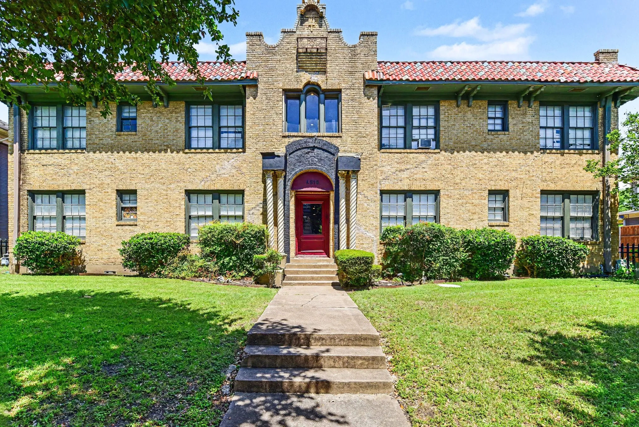 Apartment For Rent in Dallas County , 4515 Swiss Avenue 7, Dallas, Texas 75204, 2 Bedroom, 2 Bathroom, Garage spaces, 1,250 Sqft, built in 1926, mls#21282983, Real Estate Agent in Dallas, Homes For Rent in Dallas county, Homes For Rent in Dallas, Realtor in Dallas Texas, Real Estate Brokerage Independent Realty Texas, Luminita Cordes Realtor