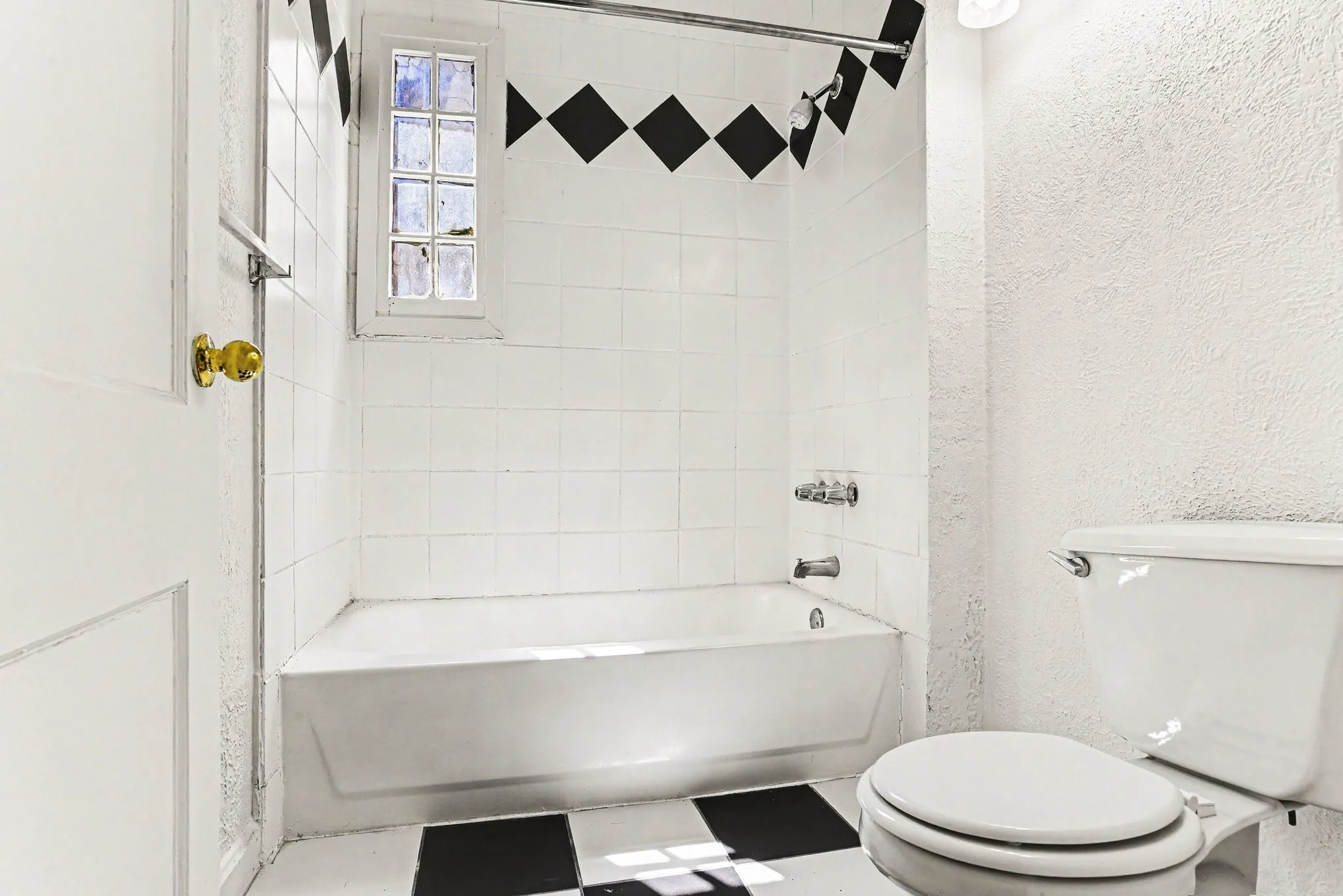 Apartment For Rent in Dallas County , 4515 Swiss Avenue 7, Dallas, Texas 75204, 2 Bedroom, 2 Bathroom, Garage spaces, 1,250 Sqft, built in 1926, mls#21282983, Real Estate Agent in Dallas, Homes For Rent in Dallas county, Homes For Rent in Dallas, Realtor in Dallas Texas, Real Estate Brokerage Independent Realty Texas, Luminita Cordes Realtor