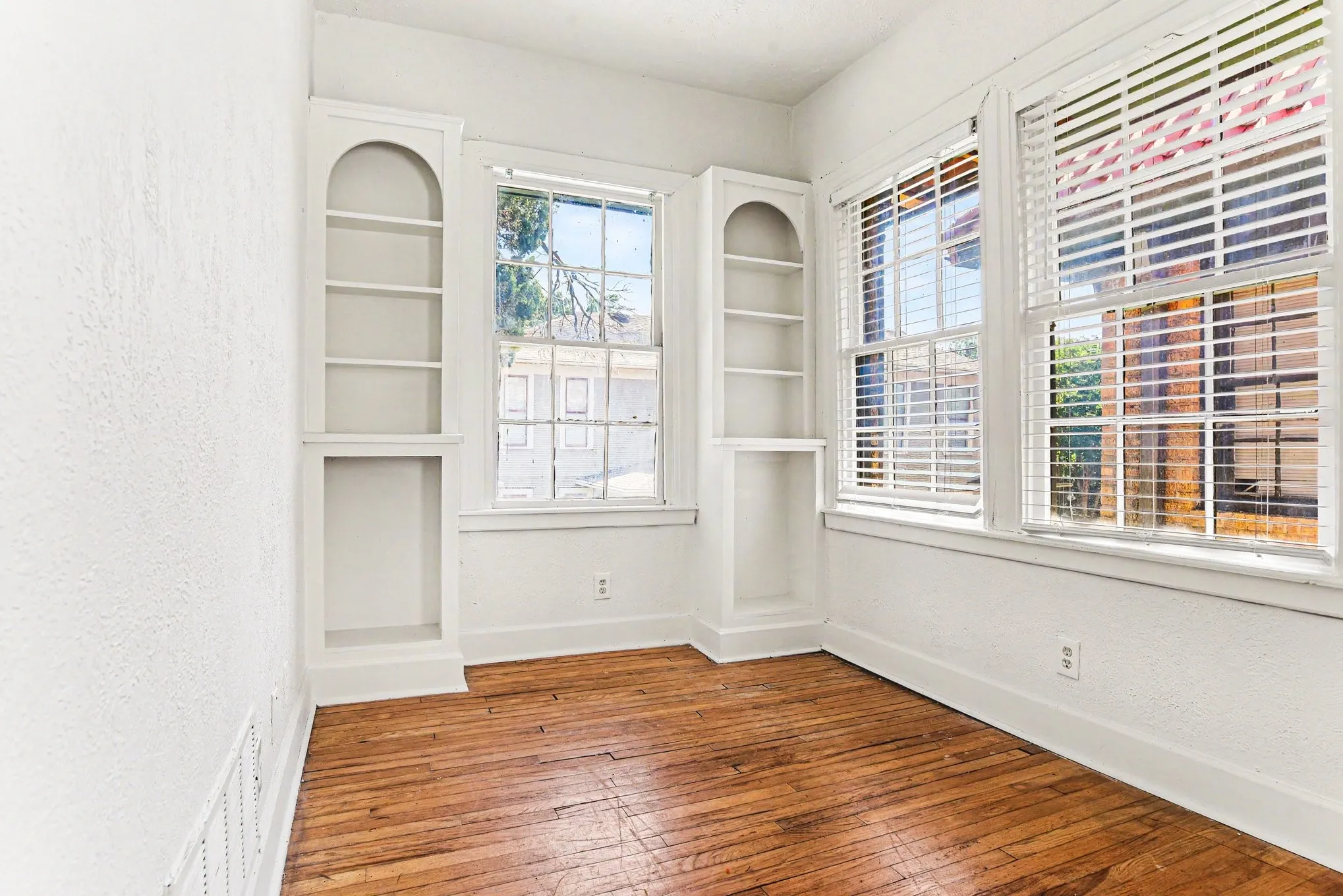 Apartment For Rent in Dallas County , 4515 Swiss Avenue 7, Dallas, Texas 75204, 2 Bedroom, 2 Bathroom, Garage spaces, 1,250 Sqft, built in 1926, mls#21282983, Real Estate Agent in Dallas, Homes For Rent in Dallas county, Homes For Rent in Dallas, Realtor in Dallas Texas, Real Estate Brokerage Independent Realty Texas, Luminita Cordes Realtor