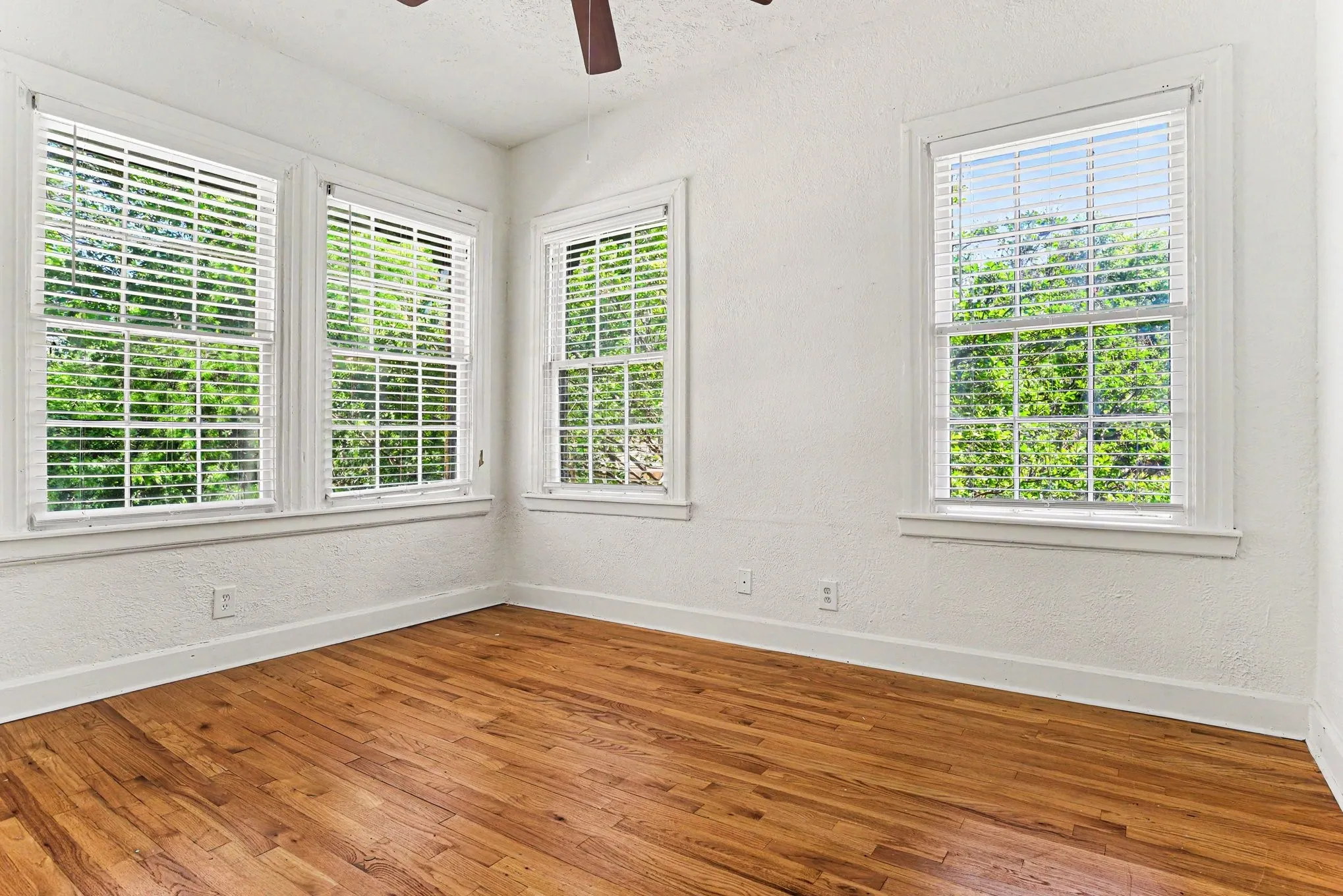Apartment For Rent in Dallas County , 4515 Swiss Avenue 7, Dallas, Texas 75204, 2 Bedroom, 2 Bathroom, Garage spaces, 1,250 Sqft, built in 1926, mls#21282983, Real Estate Agent in Dallas, Homes For Rent in Dallas county, Homes For Rent in Dallas, Realtor in Dallas Texas, Real Estate Brokerage Independent Realty Texas, Luminita Cordes Realtor