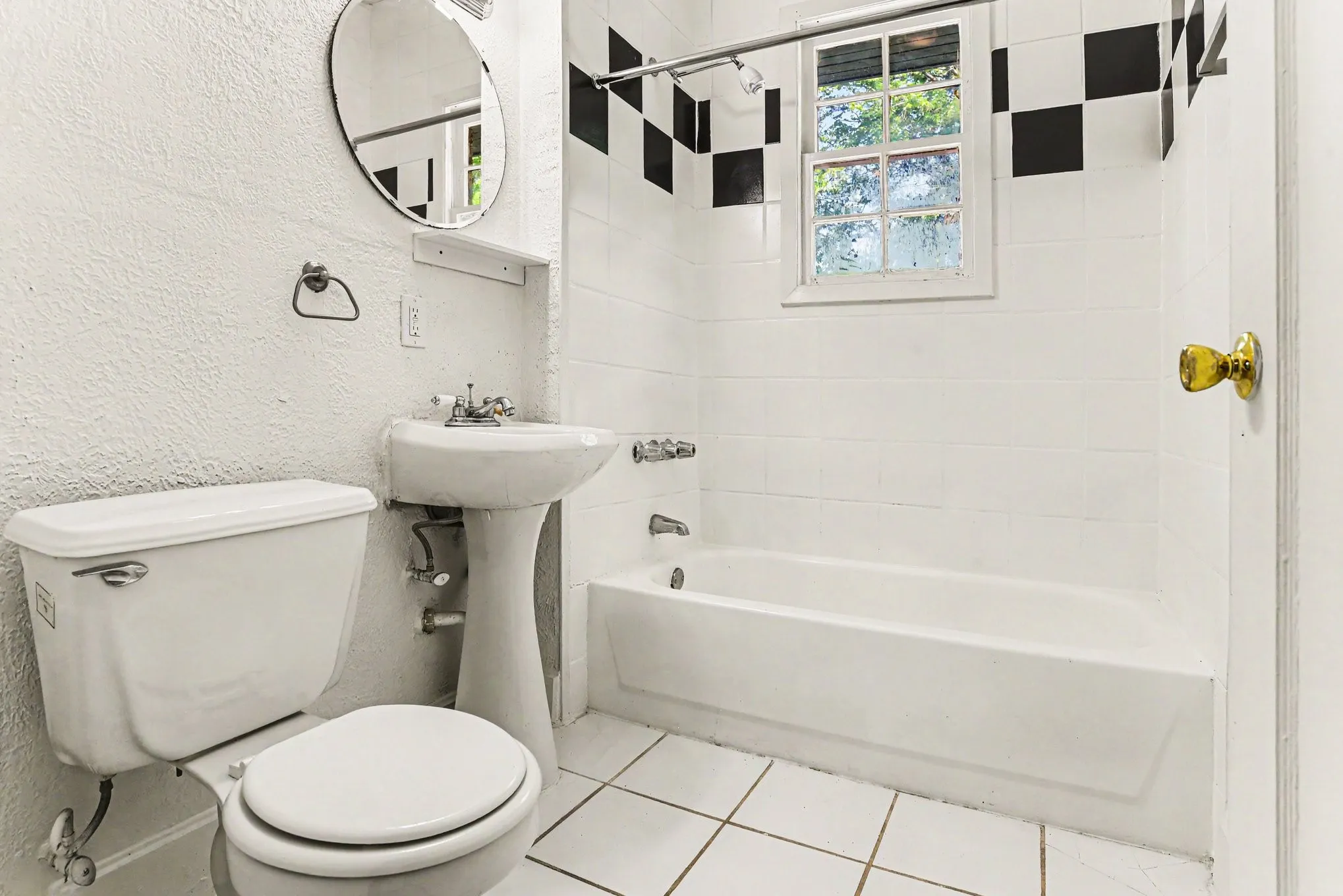Apartment For Rent in Dallas County , 4515 Swiss Avenue 7, Dallas, Texas 75204, 2 Bedroom, 2 Bathroom, Garage spaces, 1,250 Sqft, built in 1926, mls#21282983, Real Estate Agent in Dallas, Homes For Rent in Dallas county, Homes For Rent in Dallas, Realtor in Dallas Texas, Real Estate Brokerage Independent Realty Texas, Luminita Cordes Realtor