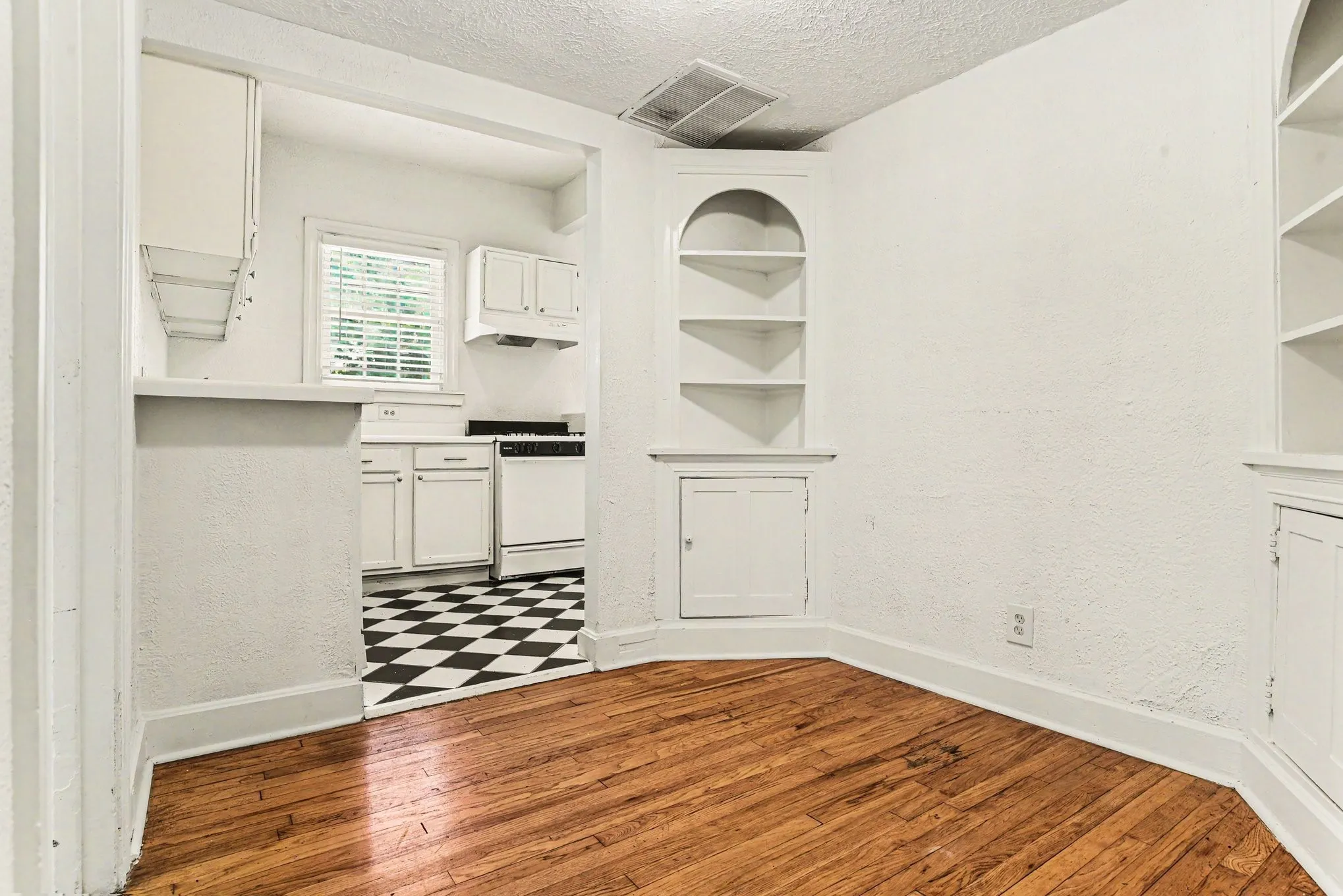 Apartment For Rent in Dallas County , 4515 Swiss Avenue 7, Dallas, Texas 75204, 2 Bedroom, 2 Bathroom, Garage spaces, 1,250 Sqft, built in 1926, mls#21282983, Real Estate Agent in Dallas, Homes For Rent in Dallas county, Homes For Rent in Dallas, Realtor in Dallas Texas, Real Estate Brokerage Independent Realty Texas, Luminita Cordes Realtor
