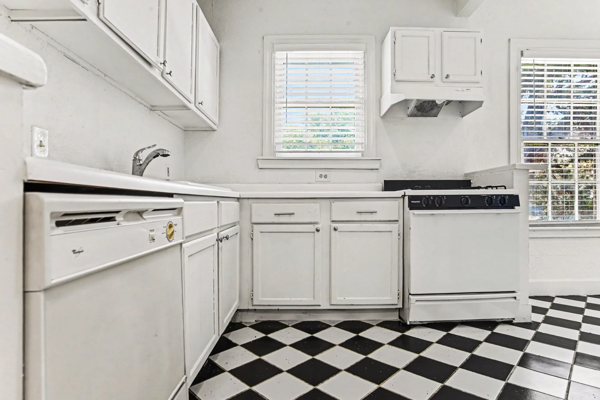 Apartment For Rent in Dallas County , 4515 Swiss Avenue 7, Dallas, Texas 75204, 2 Bedroom, 2 Bathroom, Garage spaces, 1,250 Sqft, built in 1926, mls#21282983, Real Estate Agent in Dallas, Homes For Rent in Dallas county, Homes For Rent in Dallas, Realtor in Dallas Texas, Real Estate Brokerage Independent Realty Texas, Luminita Cordes Realtor