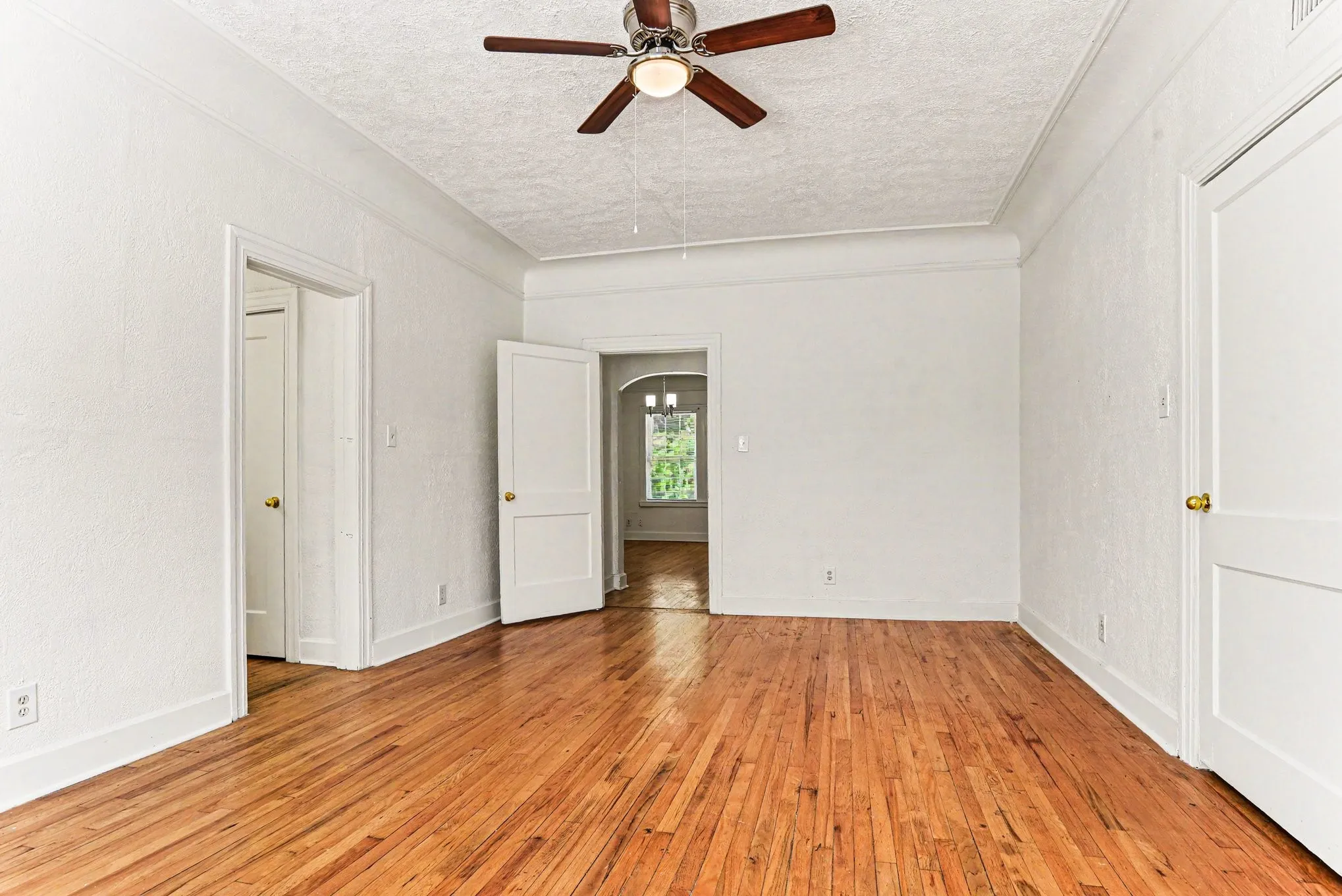 Apartment For Rent in Dallas County , 4515 Swiss Avenue 7, Dallas, Texas 75204, 2 Bedroom, 2 Bathroom, Garage spaces, 1,250 Sqft, built in 1926, mls#21282983, Real Estate Agent in Dallas, Homes For Rent in Dallas county, Homes For Rent in Dallas, Realtor in Dallas Texas, Real Estate Brokerage Independent Realty Texas, Luminita Cordes Realtor