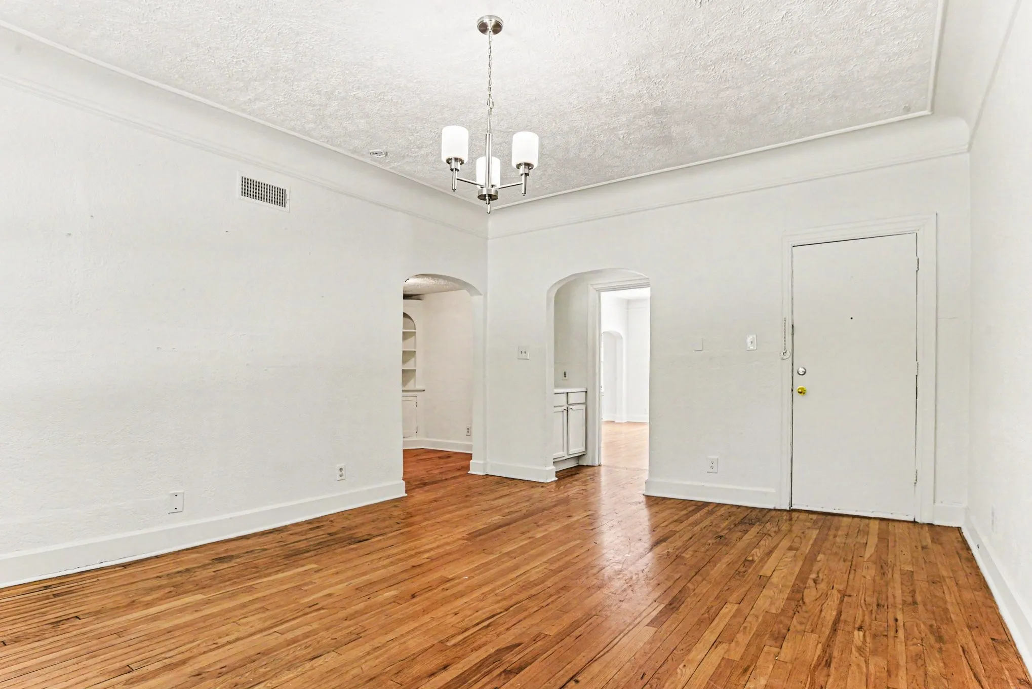 Apartment For Rent in Dallas County , 4515 Swiss Avenue 7, Dallas, Texas 75204, 2 Bedroom, 2 Bathroom, Garage spaces, 1,250 Sqft, built in 1926, mls#21282983, Real Estate Agent in Dallas, Homes For Rent in Dallas county, Homes For Rent in Dallas, Realtor in Dallas Texas, Real Estate Brokerage Independent Realty Texas, Luminita Cordes Realtor