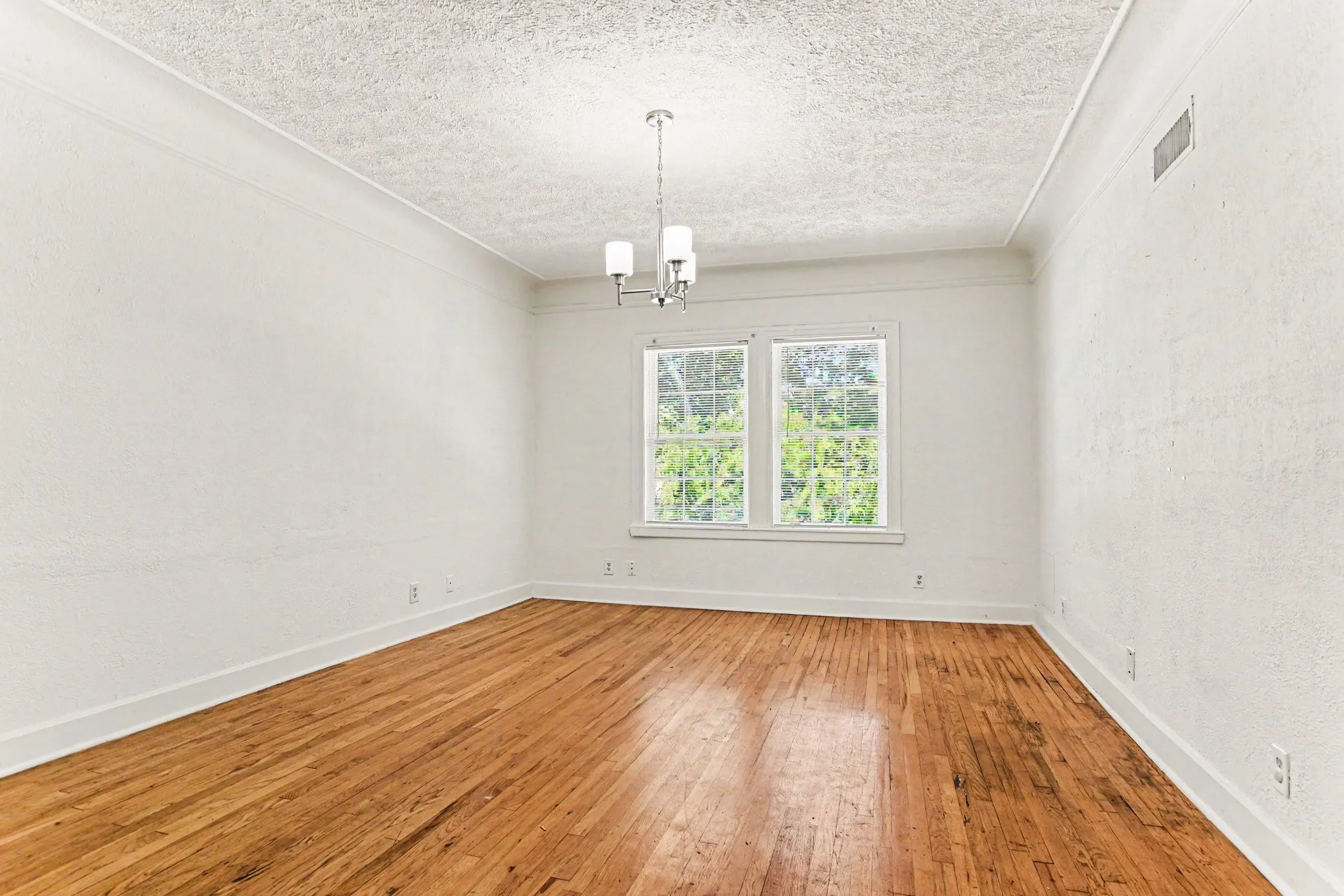 Apartment For Rent in Dallas County , 4515 Swiss Avenue 7, Dallas, Texas 75204, 2 Bedroom, 2 Bathroom, Garage spaces, 1,250 Sqft, built in 1926, mls#21282983, Real Estate Agent in Dallas, Homes For Rent in Dallas county, Homes For Rent in Dallas, Realtor in Dallas Texas, Real Estate Brokerage Independent Realty Texas, Luminita Cordes Realtor