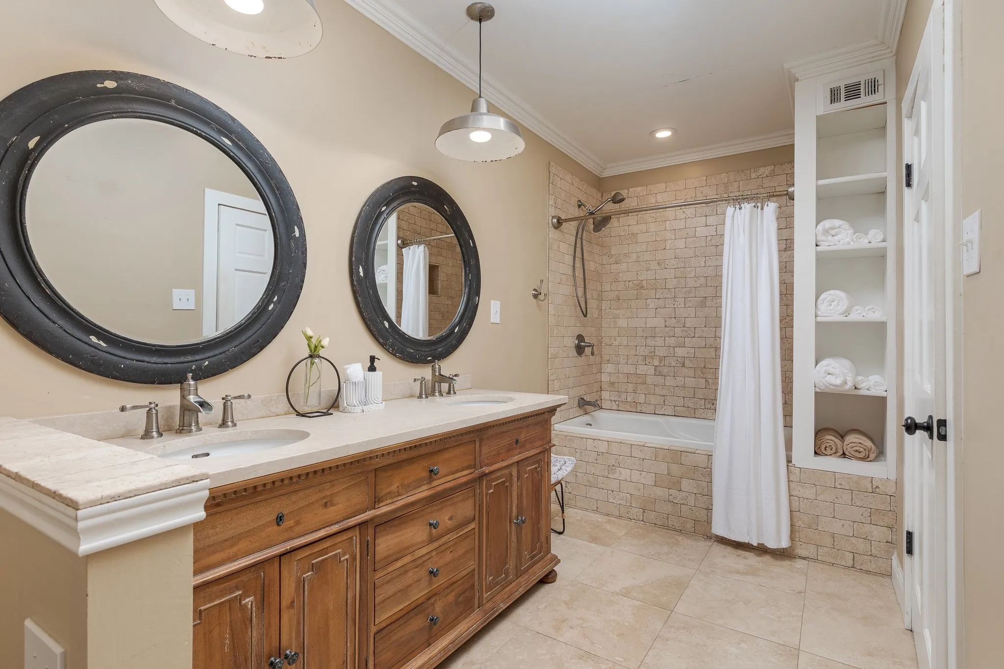 Single Family Residence For Sale in Grayson County , 203 E Umphress Street, Van Alstyne, Texas 75495, 5 Bedroom, 3 Bathroom, 2 Garage spaces, 3,043 Sqft, built in 1900, mls#21279271, Real Estate Agent in Van Alstyne, Homes For Sale in Grayson county, Homes For Sale in Van Alstyne, Realtor in Van Alstyne Texas, Real Estate Brokerage Independent Realty Texas, Luminita Cordes Realtor