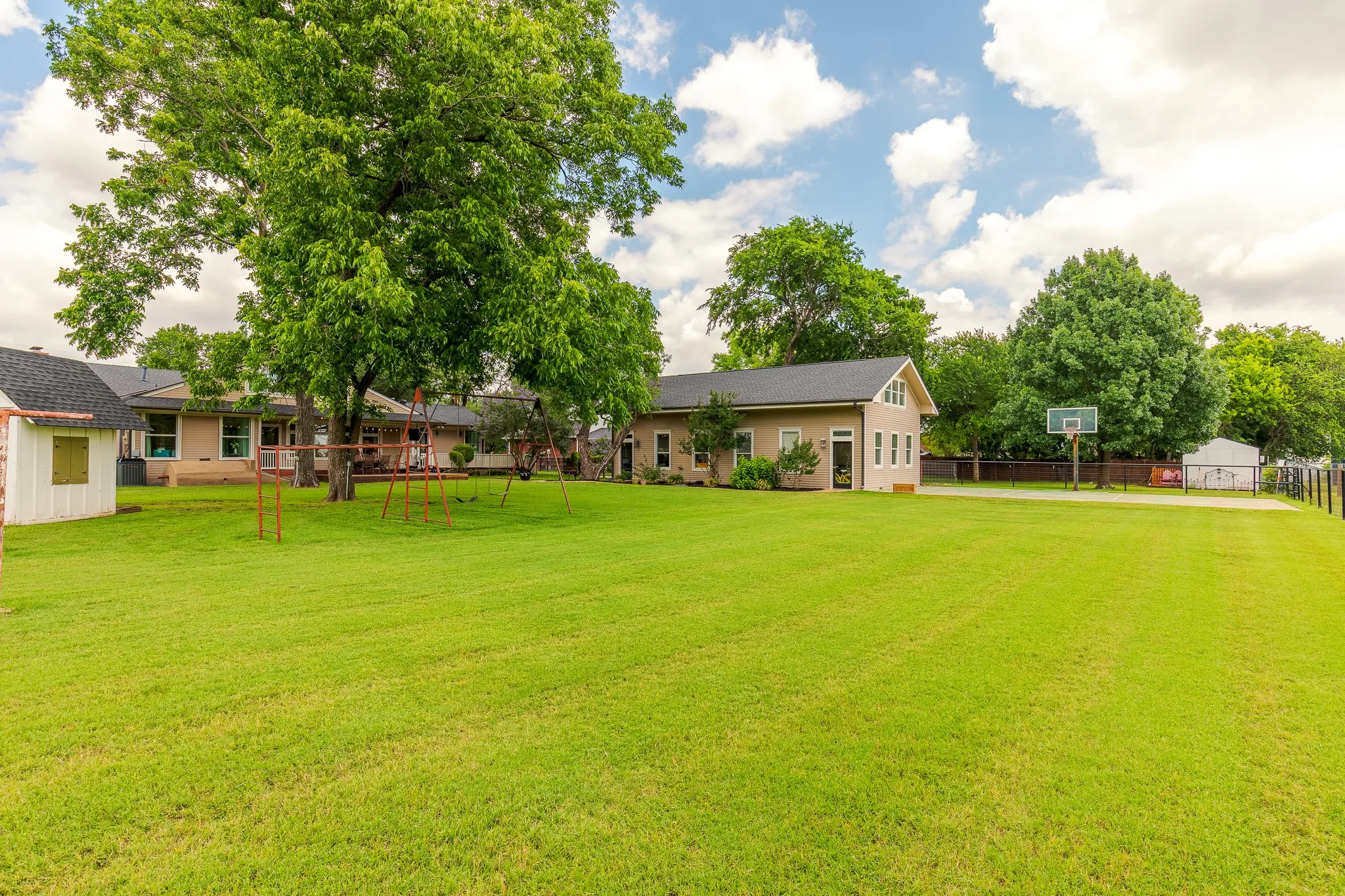 Single Family Residence For Sale in Grayson County , 203 E Umphress Street, Van Alstyne, Texas 75495, 5 Bedroom, 3 Bathroom, 2 Garage spaces, 3,043 Sqft, built in 1900, mls#21279271, Real Estate Agent in Van Alstyne, Homes For Sale in Grayson county, Homes For Sale in Van Alstyne, Realtor in Van Alstyne Texas, Real Estate Brokerage Independent Realty Texas, Luminita Cordes Realtor
