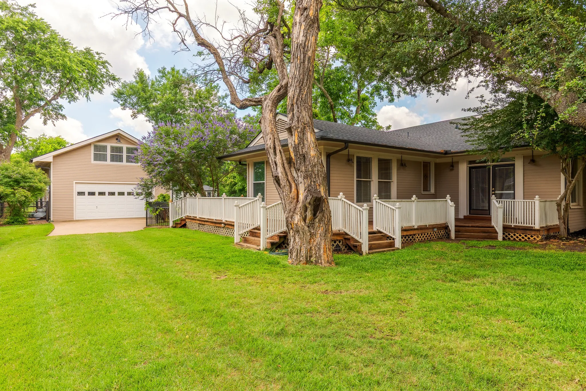 Single Family Residence For Sale in Grayson County , 203 E Umphress Street, Van Alstyne, Texas 75495, 5 Bedroom, 3 Bathroom, 2 Garage spaces, 3,043 Sqft, built in 1900, mls#21279271, Real Estate Agent in Van Alstyne, Homes For Sale in Grayson county, Homes For Sale in Van Alstyne, Realtor in Van Alstyne Texas, Real Estate Brokerage Independent Realty Texas, Luminita Cordes Realtor