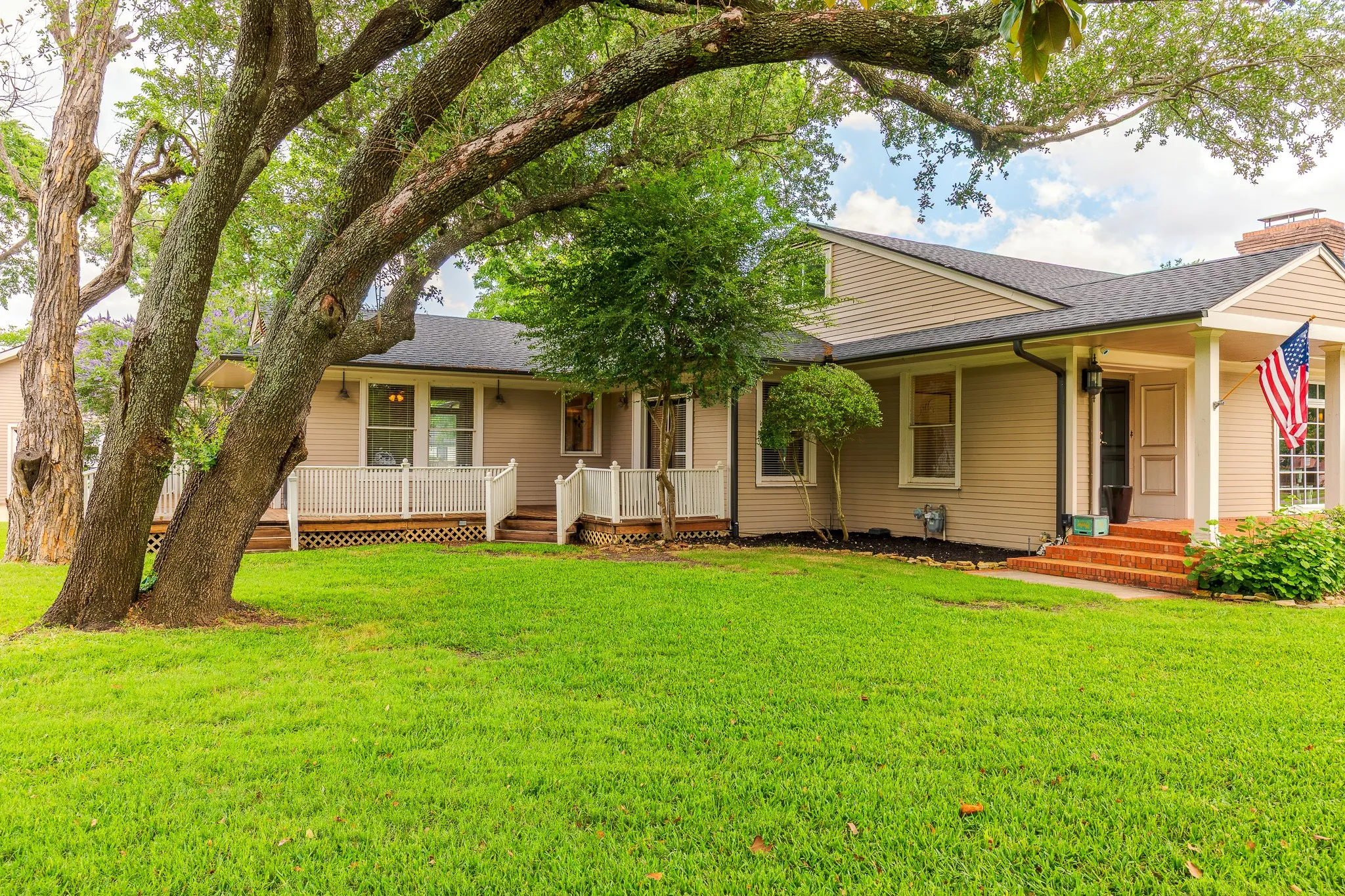 Single Family Residence For Sale in Grayson County , 203 E Umphress Street, Van Alstyne, Texas 75495, 5 Bedroom, 3 Bathroom, 2 Garage spaces, 3,043 Sqft, built in 1900, mls#21279271, Real Estate Agent in Van Alstyne, Homes For Sale in Grayson county, Homes For Sale in Van Alstyne, Realtor in Van Alstyne Texas, Real Estate Brokerage Independent Realty Texas, Luminita Cordes Realtor