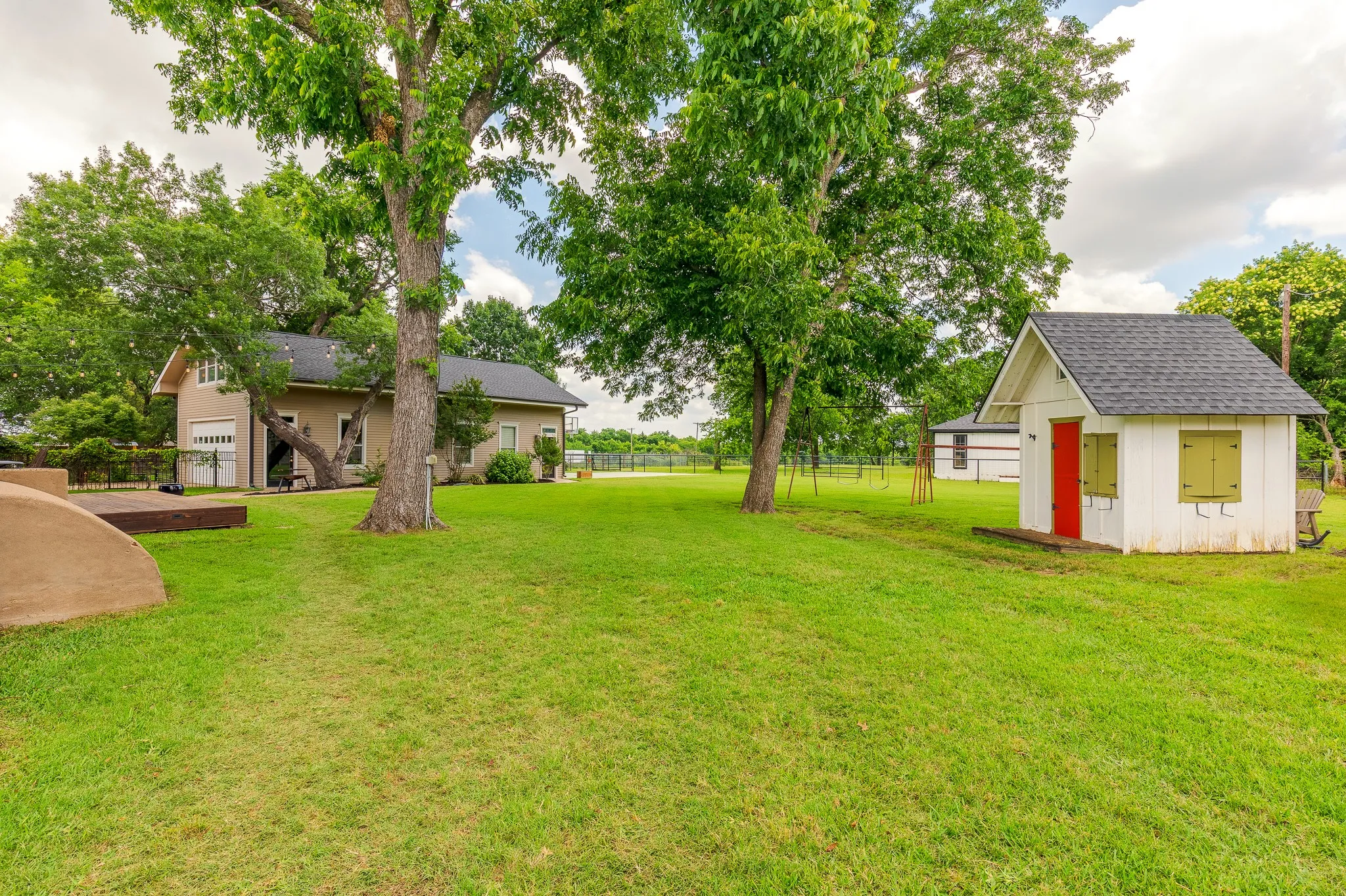 Single Family Residence For Sale in Grayson County , 203 E Umphress Street, Van Alstyne, Texas 75495, 5 Bedroom, 3 Bathroom, 2 Garage spaces, 3,043 Sqft, built in 1900, mls#21279271, Real Estate Agent in Van Alstyne, Homes For Sale in Grayson county, Homes For Sale in Van Alstyne, Realtor in Van Alstyne Texas, Real Estate Brokerage Independent Realty Texas, Luminita Cordes Realtor
